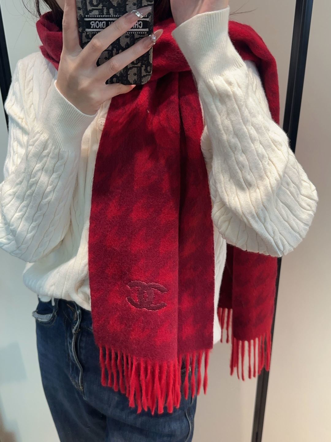 NO:581540,【Chanel·  Rare and gentle color matching, super obsessed with low-key, quiet and elegant temperament] Highly recommended, high-end, comfortable and fashionable temperament, simple but not simple, full of big-name style, Super Amway, this soft scarf that touches the heart, gradient color matching design with eye-catching hollow classic horse-drawn carriage logo, the finishing touch is true without losing beauty, the pursuit of successful people, the color is definitely a bit unique and fairy-like, the absolute choice for couples, the color is elegant, not enchanting Specifications 35 x  180cm high version scarf, high version scarf, chanel19860909【香奈儿· 难得一见的温柔配色,超级迷恋气质低调恬静又不失优雅】重点推荐高级舒适时髦气质,简约却又不简单,大牌范十足,超级安利这款触动内心的柔美围巾,渐变拼色的颜色设计搭配抢眼的镂空经典马车标志,点睛之笔确又不失美感,成功人士的追求,色彩绝对有点独有的仙气,绝对的情侣款不二之选,颜色淡雅,不妖娆规格35 x 180cm高版本围巾,高版本围巾,chanel,scarf