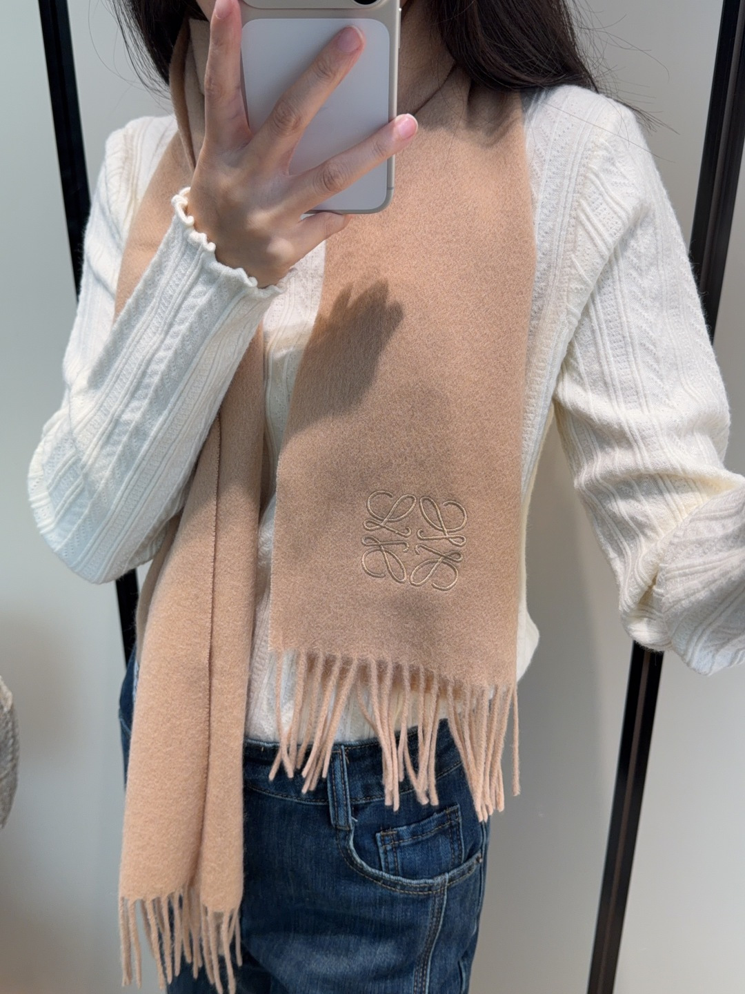 NO:581545,【Loewe ·  Loewe's rare and gentle color matching, low-key yet elegant] Highly recommend the double-sided color matching, a scarf with two styles, high-end, comfortable and fashionable temperament, a niche name, but full of big-name style, super Amway loewe this soft color that touches the heart  Beautiful scarf, extremely simple color with eye-catching color-changing logo, the finishing touch without losing the beauty, the pursuit of successful people, the color is absolute, a bit unique and fairy-like, the absolute choice for couples, the color is elegant, not enchanting, specifications 30x  180cm high version scarf, high version scarf, loewe, loewe19860909【Loewe · 罗意威难得一见的温柔配色,低调又不失优雅】重点推荐双面配色,一条围巾两种风格搭配,高级舒适时髦气质,名小众,却大牌范十足,超级安利loewe这款触动内心的柔美围巾,极其简单的颜色搭配抢眼的变色logo,点睛之笔确又不失美感,成功人士的追求,色彩绝对,有点独有的仙气,绝对的情侣款不二之选,颜色淡雅,不妖娆规格30x 180cm高版本围巾,高版本围巾,loewe,loewe,scarf