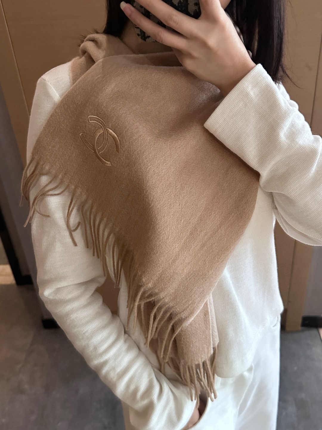 NO:587427,[Chanel · Chanel's rare gentle color matching, super obsessed with temperament, low-key, quiet and elegant] High-end, comfortable and fashionable temperament, simple but not simple, full of big-name style, Super Amway Grandma, this soft scarf that touches the heart, is the finishing touch without losing beauty, the pursuit of successful people, the color is definitely a bit unique and fairy-like, the absolute choice for couples, the color is elegant, not enchanting Specifications 35 x  180cm high version scarf, high version scarf, chanel, chanel19860909【Chanel · 香奈儿难得一见的温柔配色,超级迷恋气质低调恬静又不失优雅】重点推荐高级舒适时髦气质,简约却又不简单,大牌范十足,超级安利香奶奶这款触动内心的柔美围巾,点睛之笔确又不失美感,成功人士的追求,色彩绝对有点独有的仙气,绝对的情侣款不二之选,颜色淡雅,不妖娆规格35 x 180cm高版本围巾,高版本围巾,chanel,chanel,scarf