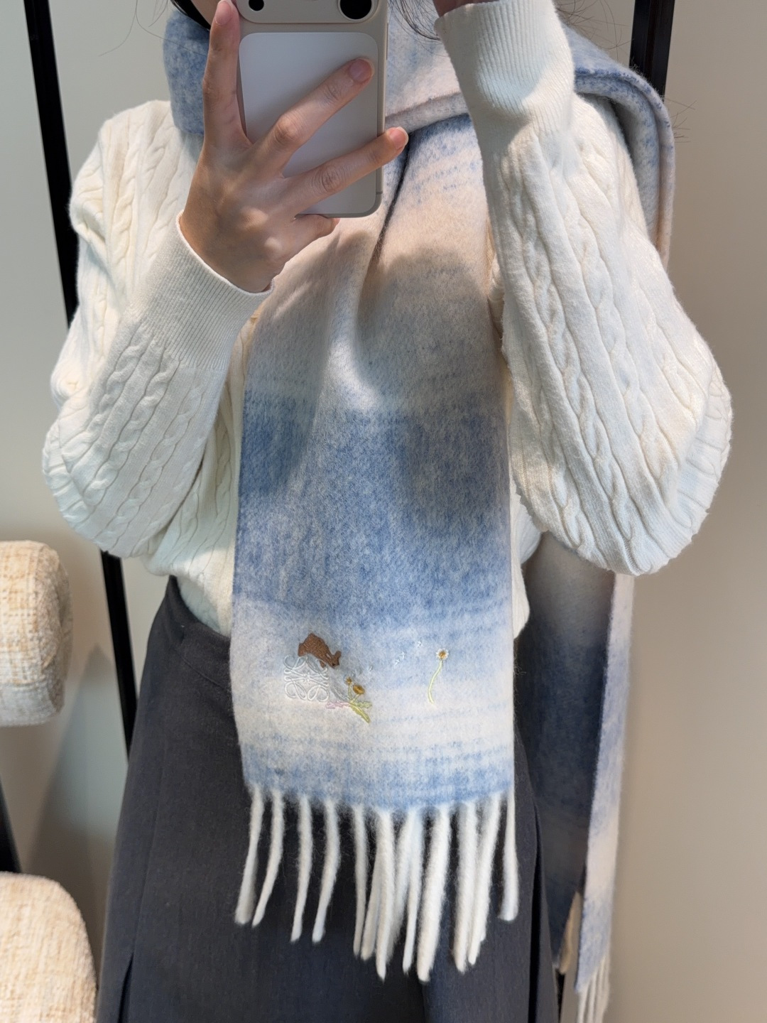 NO:587451,Luo Yiwei's super beautiful new gradient mohair scarf!  Highly recommended to buy!  】Good quality goods!  The main mohair scarf ~ it is said that it is very difficult to buy!  !  I typed it many times!  Finally shipped, closest to the original version, no pressure in and out of the counter, the workmanship is very exquisite and substantial, and our price is really worth it!  The biggest feeling of this scarf is that it is super soft and comfortable, and has a very airy and fluffy feel!  !  !  The texture unique to mohair’s special craftsmanship is really beautiful!  The quantity is limited, and there is no guarantee that it will be available at any time. As long as the economy allows, you can take whatever you want!  !  Crazy but not picky, crazy temperament!  Whoever surrounds you has temperament!  !  I really hope you don’t miss this style. 40*185225g50 mohair 48 wool 2 nylon high version scarf, high version scarf, loewe19860909罗意威超美新款渐变马海毛围巾！超级推荐入手！】质感好货！主打的马海毛围巾~据说超难买哦！！打了好多次版！终于出货 最接近原版 进出专柜无压力做工非常精致,很有分量,我们的价格真的超级值！这个围巾最大的感触就是:超级柔软舒服,并且很有空气蓬松感！！！马海毛特殊工艺特有的质感真的太美了！数量有限,不保证随时有货~只要经济允许,任意收！！狂不挑人,狂气质！谁围谁有气质！！真的希望大家不要错过这样的款式. 40*185225g50马海毛 48羊毛2锦纶高版本围巾,高版本围巾,loewe,scarf