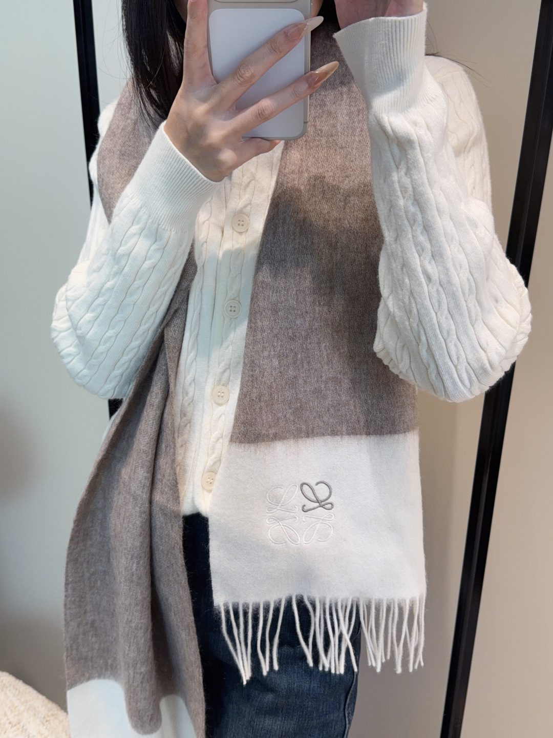 NO:587462,【Loewe ·  Loewe's rare and gentle color matching, low-key yet elegant] Highly recommend the double-sided color matching, a scarf with two styles, high-end, comfortable and fashionable temperament, a niche name, but full of big-name style, super Amway loewe this soft color that touches the heart  Beautiful scarf, extremely simple color with eye-catching color-changing logo, the finishing touch without losing the beauty, the pursuit of successful people, the color is absolute, a bit unique and fairy-like, the absolute choice for couples, the color is elegant, not enchanting, specifications 30x  180cm high version scarf, high version scarf, loewe, loewe19860909【Loewe · 罗意威难得一见的温柔配色,低调又不失优雅】重点推荐双面配色,一条围巾两种风格搭配,高级舒适时髦气质,名小众,却大牌范十足,超级安利loewe这款触动内心的柔美围巾,极其简单的颜色搭配抢眼的变色logo,点睛之笔确又不失美感,成功人士的追求,色彩绝对,有点独有的仙气,绝对的情侣款不二之选,颜色淡雅,不妖娆规格30x 180cm高版本围巾,高版本围巾,loewe,loewe,scarf