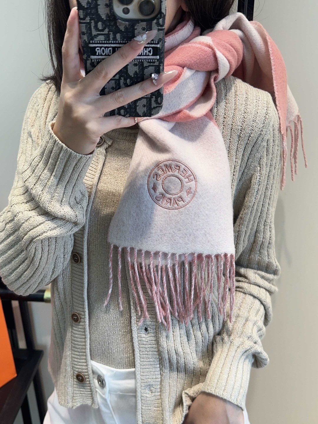 NO:587447,Hermes 2025 ·  Hermès, a rare gentle color matching, low-key yet elegant] Highly recommend the bilateral color matching, a scarf with two styles, high-end, comfortable and fashionable temperament, full of big-name style, Super Amway Big H, this soft scarf that touches the heart, extremely simple color with low-key H embroidered logo, the finishing touch without losing the beauty, the pursuit of successful people, the color is absolute, a bit unique fairy spirit, the absolute choice for couples, the color is elegant, not enchanting Specifications 35x  190cm high version scarf, high version scarf, hermes, hermes198609092025年Hermes · 爱马仕,难得一见的温柔配色,低调又不失优雅】重点推荐双边配色,一条围巾两种风格搭配,高级舒适时髦气质,大牌范十足,超级安利大H这款触动内心的柔美围巾,极其简单的颜色搭配低调的H刺绣logo,点睛之笔确又不失美感,成功人士的追求,色彩绝对,有点独有的仙气,绝对的情侣款不二之选,颜色淡雅,不妖娆规格35x 190cm高版本围巾,高版本围巾,hermes,hermes,scarf