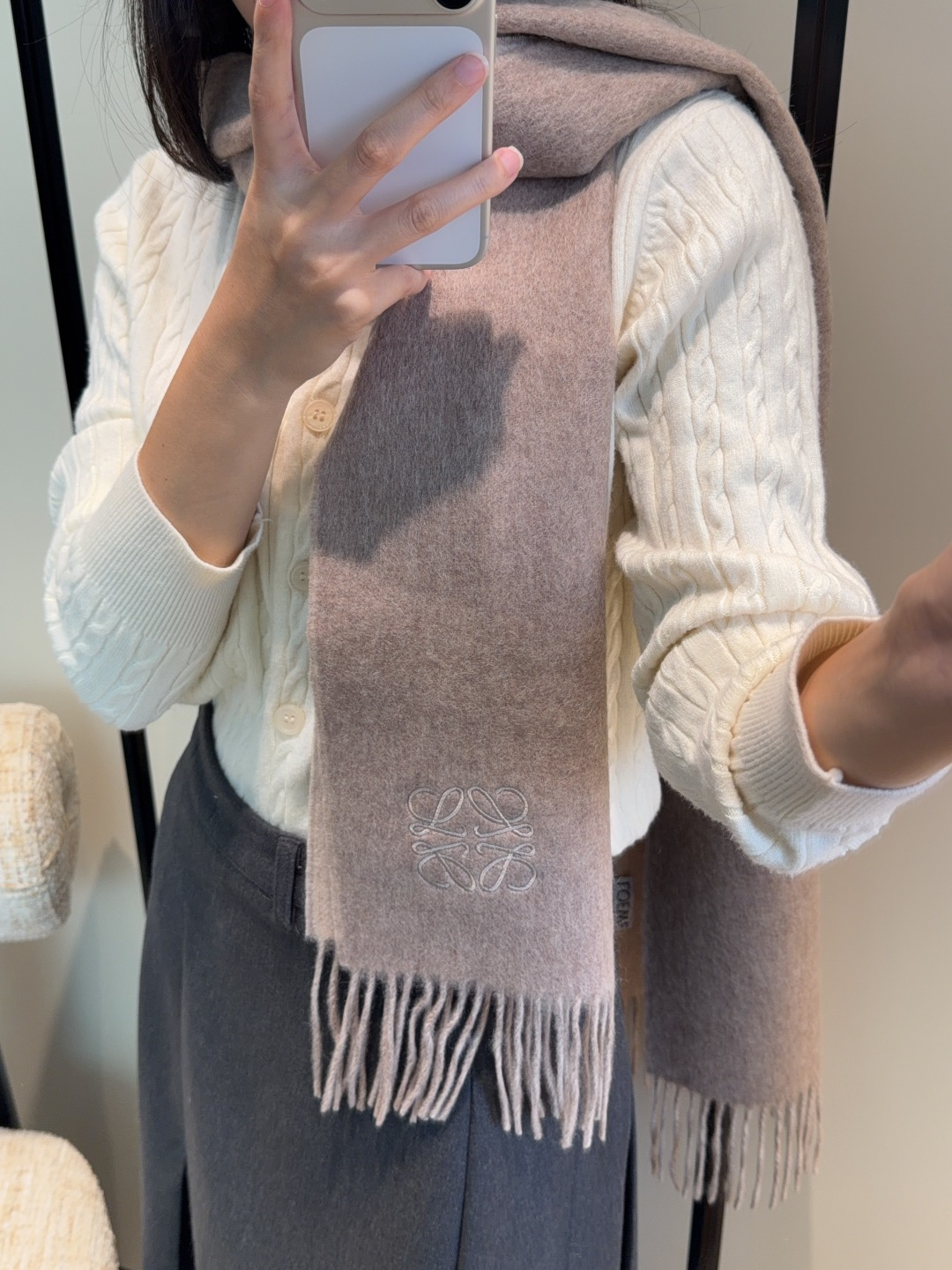 NO:587459,Loewe's couple model is so beautiful that it screams the latest British European and American style. It is also a fashionable and practical large scarf & long scarf. The contrasting colors are very coordinated. The scarf feels soft, fashionable and warm to wear, and stylish. For plaid lovers, don't miss it. The size is 30*164+8*2. Dear friends, hurry up and grab the higher version of the scarf, the higher version of the scarf, loewe19860909罗意威情侣款 美到要尖叫最新款英伦欧美范儿 又是一款即时尚又实用的大围巾&长巾,撞色的颜色搭配很协调,围巾手感柔软,戴起来时尚暖和,大气有范儿,格子控们,不要错过哦,尺寸30*164+8*2,亲们速度开抢高版本围巾,高版本围巾,loewe,scarf