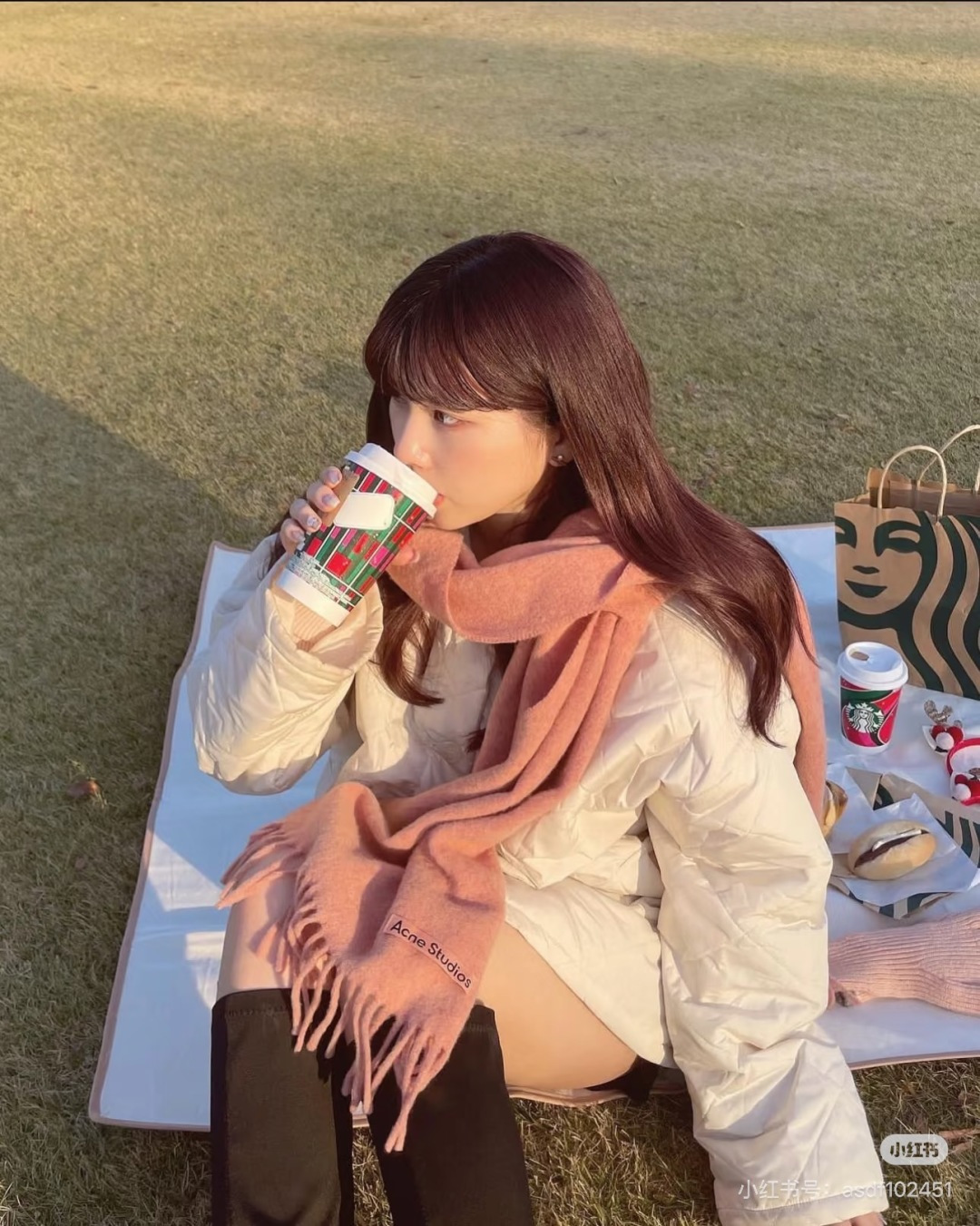 NO:587482,Acne's main series~ This year is really popular~ Synonymous with fashionable temperament, it has a high-end aura, soft, glutinous, thick and warm. Let's talk about the color matching and craftsmanship. First of all, the color matching is this year's super popular solid color new color.  studios19860909Acne 主打的系列~今年这个真是红啊~时髦气质的代名词自带高级气场软软糯糯厚实温暖再来说下配色和工艺吧,首先配色就是今年超流行纯色新色,有着深浅色系的百搭,又很有时髦感有着ACNE那种纯色百搭实用性,45*180cm真的超级好驾驭,男神女神通吃纯尾4箱,务必全收高版本围巾,高版本围巾,acne studios,scarf