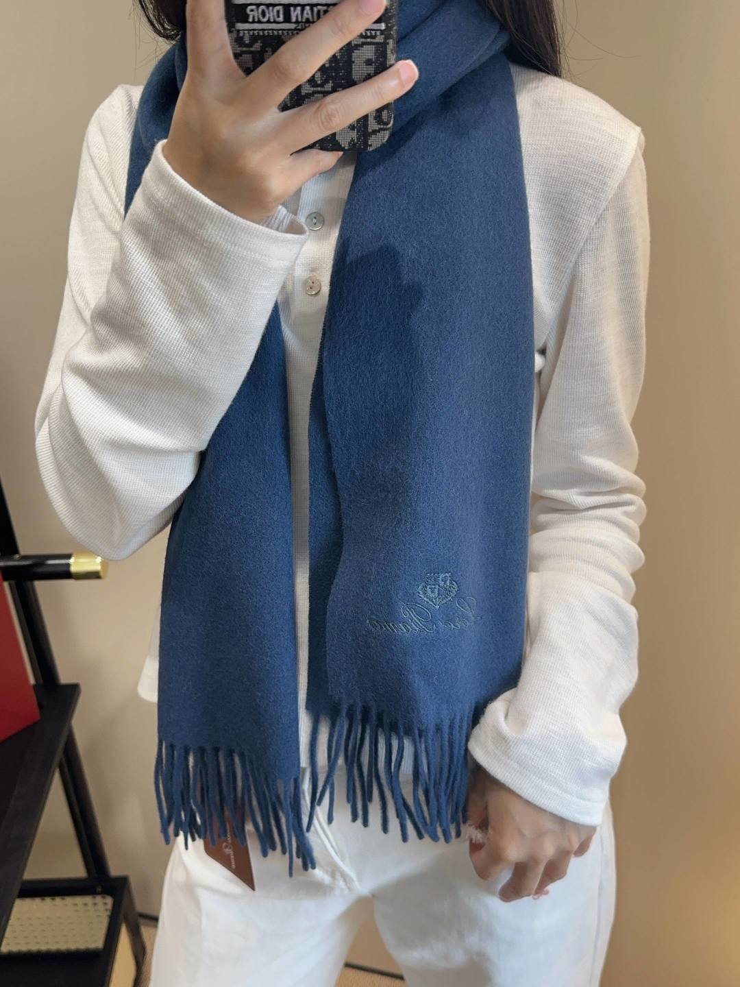 NO:587465,Loro Piana  ·[Trading company’s last order, the best cashmere scarf and shawl] It’s too expensive to give away and keep for yourself. It’s a big deal. It’s a hot product. It’s the best hard goods from the channel. The last order is exported directly to Italy and the quantity is very small. The customer-supplied cashmere has a soft and waxy feel, and the fabric is more lustrous. It also increases the brightness of the color. We have always strictly selected the highest quality cashmere as the benchmark. Without comparison, there is no harm. The world’s top cashmere.  It makes the scarf extremely luxurious, and it also increases the beauty and functionality. There must be two of each color. No headaches when matching, no regrets for ten thousand years. What is particularly recommended is that this style is a plaid color series, carefully selected popular colors, the color is bright and high-end. All colors can be matched with each other in the whole family. 30*180cm, Albas cashmere high version scarf, high version scarf, loro  piana,shawls19860909Loro Piana ·【贸易公司尾单,极品山羊绒围巾披肩】送人自留都太高大上了重磅上新,爆款爆款,渠道极品硬货～出口意大利直供尾单到手数量极少,客供面料羊绒,手感软糯,面料更有光泽,也增加了色彩的鲜艳度一直以严格选用最高品质的羊绒为基准,没有对比就没有伤害,世界最顶级羊绒更是让围巾奢华到不行,更是增加了美感和功能性,每色必留两条,搭配不头疼,不留后悔一万年,特别值得推荐的是,此款是格纹色系,精挑细选的流行配色,色彩感鲜明又高级的感觉全家哪个颜色都可以互相搭配30*180cm,阿尔巴斯山羊绒高版本围巾,高版本围巾,loro piana,shawls,scarf