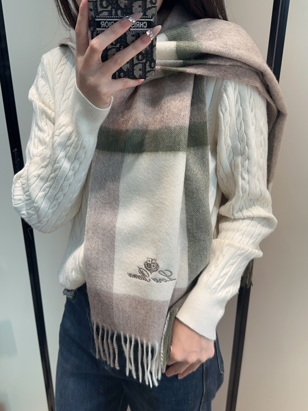 NO:587475,Loro Piana  ·[Trading company’s last order, the best cashmere scarf and shawl] It’s too expensive to give away and keep for yourself. It’s a big deal. It’s a hot product. It’s the best hard goods from the channel. The last order is exported directly to Italy and the quantity is very small. The customer-supplied cashmere has a soft and waxy feel, and the fabric is more lustrous. It also increases the brightness of the color. We have always strictly selected the highest quality cashmere as the benchmark. Without comparison, there is no harm. The world’s top cashmere.  It makes the scarf extremely luxurious, and it also increases the beauty and functionality. There must be two of each color. No headaches when matching, no regrets for ten thousand years. What is particularly recommended is that this style is a plaid color series, carefully selected popular colors, the color is bright and high-end. All colors can be matched with each other in the whole family. 30*180cm, Albas cashmere high version scarf, high version scarf, loro  piana,shawls19860909Loro Piana ·【贸易公司尾单,极品山羊绒围巾披肩】送人自留都太高大上了重磅上新,爆款爆款,渠道极品硬货～出口意大利直供尾单到手数量极少,客供面料羊绒,手感软糯,面料更有光泽,也增加了色彩的鲜艳度一直以严格选用最高品质的羊绒为基准,没有对比就没有伤害,世界最顶级羊绒更是让围巾奢华到不行,更是增加了美感和功能性,每色必留两条,搭配不头疼,不留后悔一万年,特别值得推荐的是,此款是格纹色系,精挑细选的流行配色,色彩感鲜明又高级的感觉全家哪个颜色都可以互相搭配30*180cm,阿尔巴斯山羊绒高版本围巾,高版本围巾,loro piana,shawls,scarf