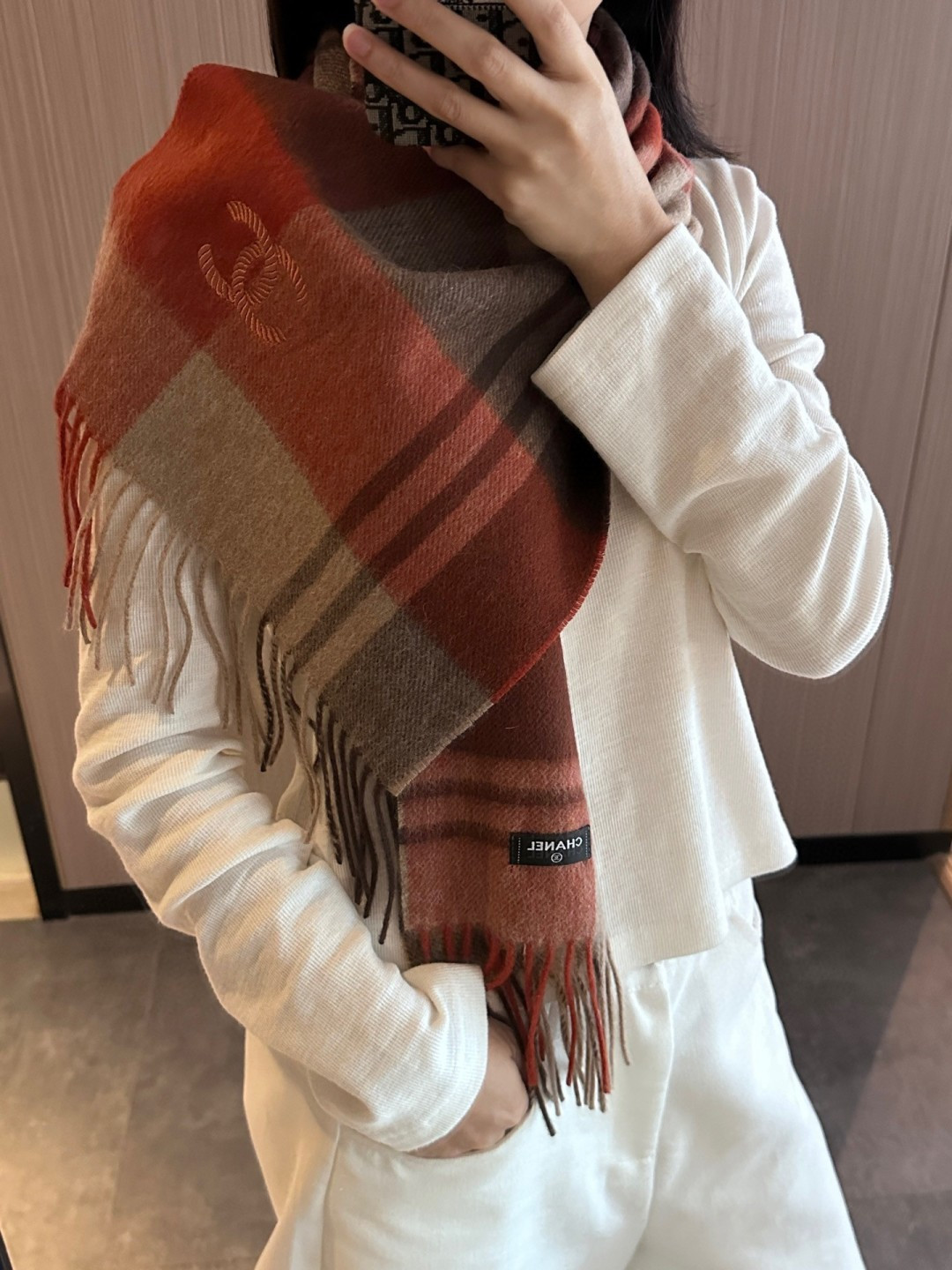 NO:587491,[Chanel · Chanel's rare gentle color matching, super obsessed with temperament, low-key, quiet and elegant] High-end, comfortable and fashionable temperament, simple but not simple, full of big-name style, Super Amway Grandma, this soft scarf that touches the heart, is the finishing touch without losing beauty, the pursuit of successful people, the color is definitely a bit unique and fairy-like, the absolute choice for couples, the color is elegant, not enchanting Specifications 35 x  180cm high version scarf, high version scarf, chanel, chanel19860909【Chanel · 香奈儿难得一见的温柔配色,超级迷恋气质低调恬静又不失优雅】重点推荐高级舒适时髦气质,简约却又不简单,大牌范十足,超级安利香奶奶这款触动内心的柔美围巾,点睛之笔确又不失美感,成功人士的追求,色彩绝对有点独有的仙气,绝对的情侣款不二之选,颜色淡雅,不妖娆规格35 x 180cm高版本围巾,高版本围巾,chanel,chanel,scarf