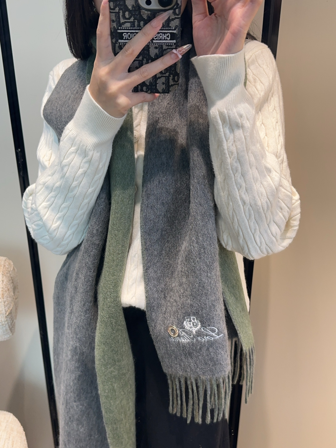 NO:587496,Loro Piana  ·[Trading company’s last order, the best cashmere scarf and shawl] It’s too expensive to give away and keep for yourself. It’s a big deal. It’s a hot product. It’s the best hard goods from the channel. The last order is exported directly to Italy and the quantity is very small. The customer-supplied cashmere has a soft and waxy feel, and the fabric is more lustrous. It also increases the brightness of the color. We have always strictly selected the highest quality cashmere as the benchmark. Without comparison, there is no harm. The world’s top cashmere.  It makes the scarf extremely luxurious, and it also increases the beauty and functionality. There must be two of each color. No headaches when matching, no regrets for ten thousand years. What is particularly recommended is that this style is a plaid color series, carefully selected popular colors, the color is bright and high-end. All colors can be matched with each other in the whole family. 30*180cm, Albas cashmere high version scarf, high version scarf, loro  piana,shawls19860909Loro Piana ·【贸易公司尾单,极品山羊绒围巾披肩】送人自留都太高大上了重磅上新,爆款爆款,渠道极品硬货～出口意大利直供尾单到手数量极少,客供面料羊绒,手感软糯,面料更有光泽,也增加了色彩的鲜艳度一直以严格选用最高品质的羊绒为基准,没有对比就没有伤害,世界最顶级羊绒更是让围巾奢华到不行,更是增加了美感和功能性,每色必留两条,搭配不头疼,不留后悔一万年,特别值得推荐的是,此款是格纹色系,精挑细选的流行配色,色彩感鲜明又高级的感觉全家哪个颜色都可以互相搭配30*180cm,阿尔巴斯山羊绒高版本围巾,高版本围巾,loro piana,shawls,scarf