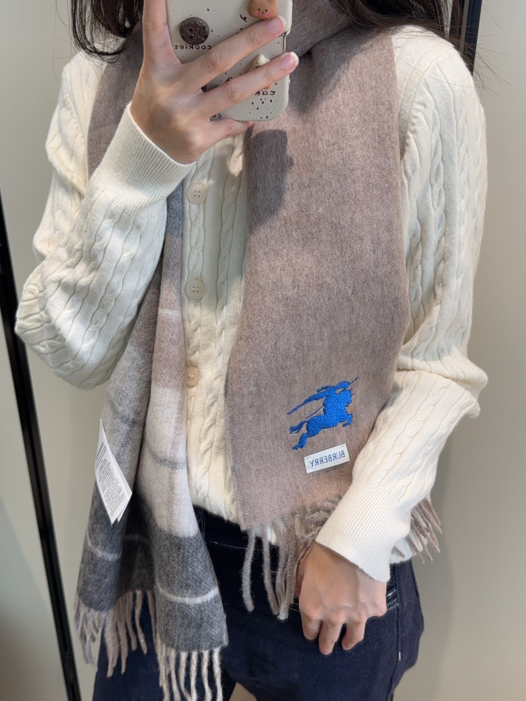 NO:587509,Burberry double color combination double-sided jacquard scarf, the latest autumn and winter style, queue up to buy, absolutely excellent upper body effect, double-sided cashmere is extremely thick, heavy weight, super warm, two-color splicing, better layering, suitable for both men and women, specification 35*180 high version scarf, high version scarf, burberry19860909巴宝莉双拼色 双面提花围巾 秋冬最新款 排队买 绝对的上身效果极佳 ,双面羊绒厚实无比,大克重 超级保暖 双色拼接 层次感更好 男女均适用 规格35*180高版本围巾,高版本围巾,burberry,scarf