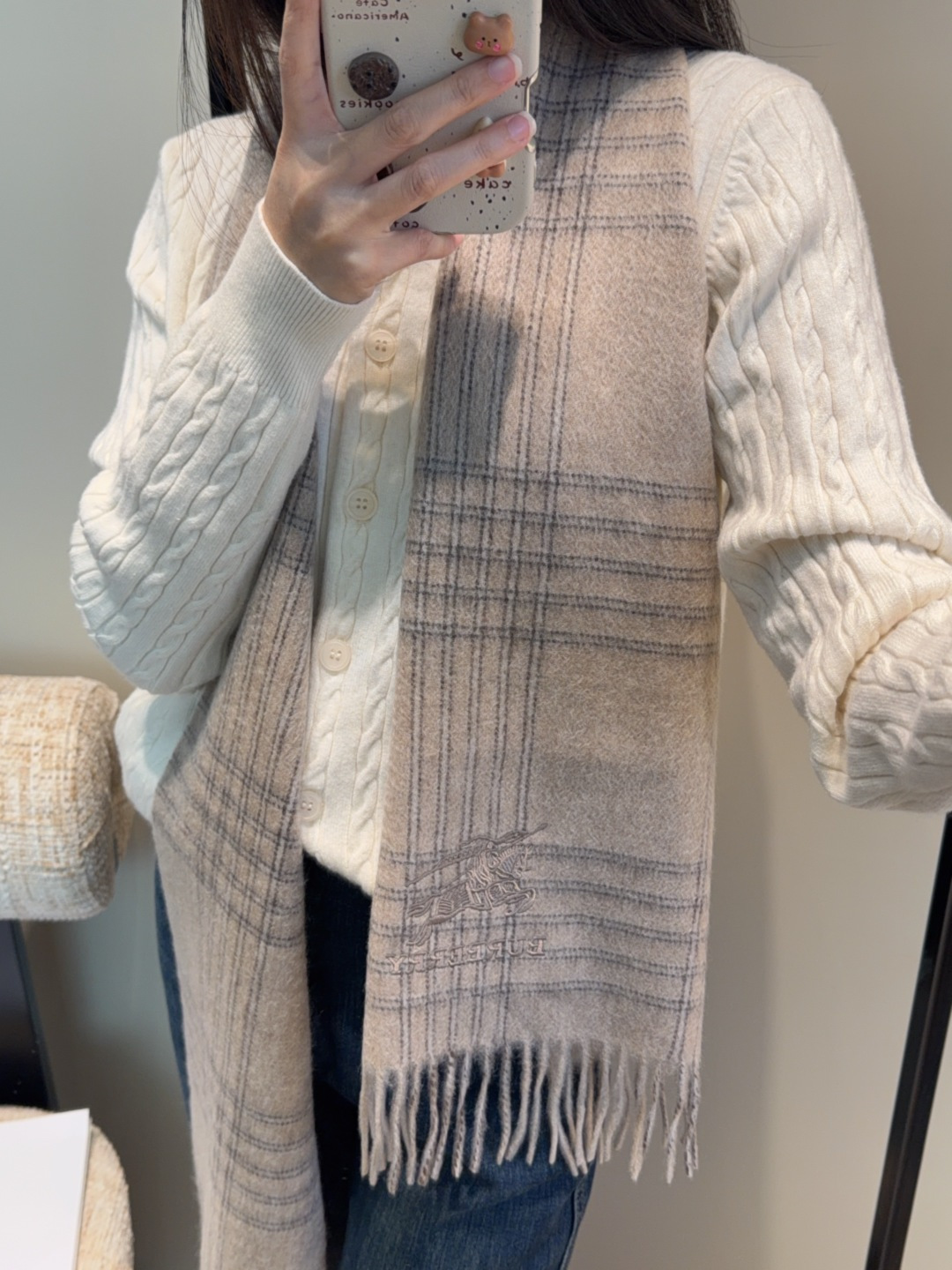 💰165
Burberry · 巴宝莉围巾❗️好看的要疯掉了,太有型太有魅力了❗️❗️非常斯文时尚的秋冬单品!真的很喜欢,非常Classical的男款设计。男人的东西少而精❗️手感真的绝了❗️上身效果真的随便怎么围都好看!!这种款式真的闭着眼买,任何年龄层都轻松驾驭!!!30*180cm