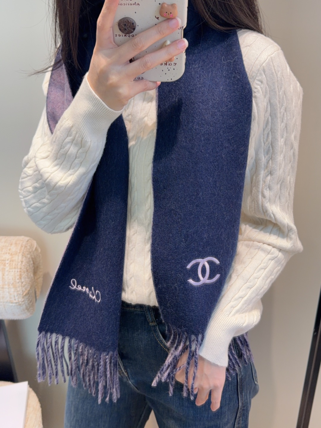 💰195
香奈儿围巾❗️好看的要疯掉了，太有型太有魅力了❗️❗️非常斯文时尚的秋冬单品！真的很喜欢，非常Classical的男款设计。男人的东西少而精❗️手感真的绝了❗️上身效果真的随便怎么围都好看！！这种款式真的闭着眼买，任何年龄层都轻松驾驭！！！30*180cm