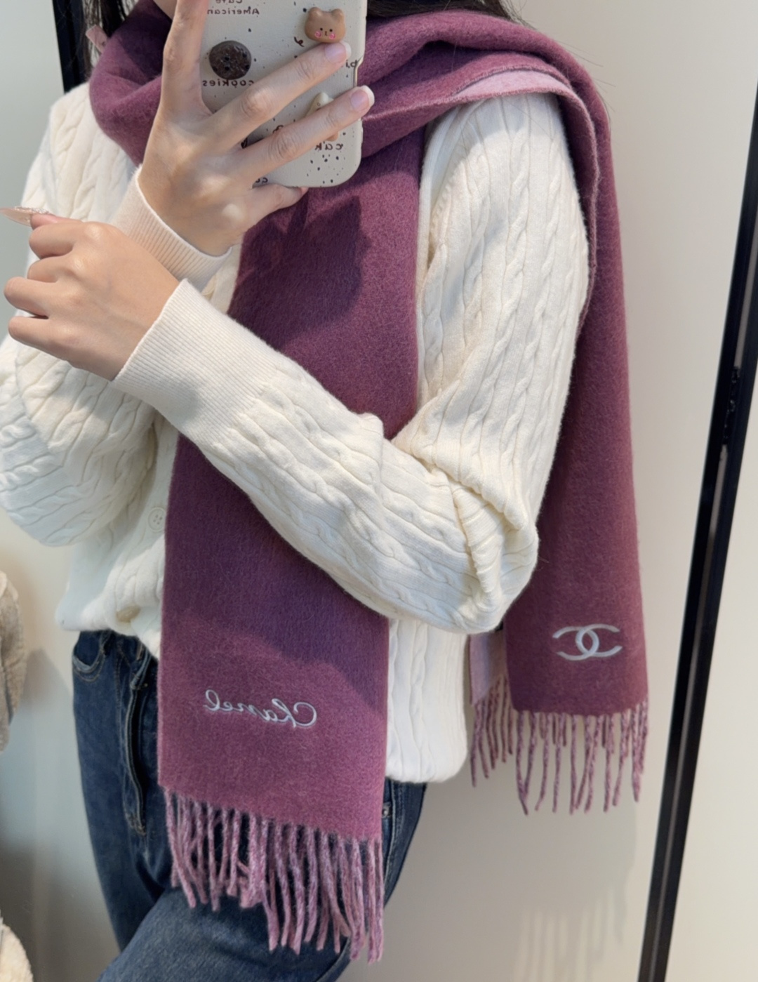 💰195
香奈儿围巾❗️好看的要疯掉了，太有型太有魅力了❗️❗️非常斯文时尚的秋冬单品！真的很喜欢，非常Classical的男款设计。男人的东西少而精❗️手感真的绝了❗️上身效果真的随便怎么围都好看！！这种款式真的闭着眼买，任何年龄层都轻松驾驭！！！30*180cm