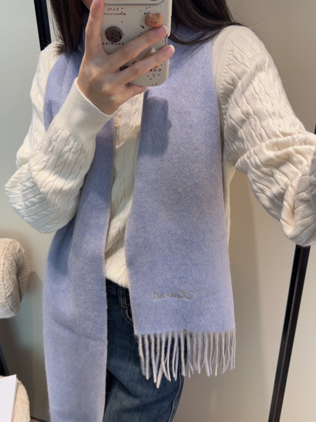 💰195
香奈儿围巾❗️好看的要疯掉了，太有型太有魅力了❗️❗️非常斯文时尚的秋冬单品！真的很喜欢，非常Classical的男款设计。男人的东西少而精❗️手感真的绝了❗️上身效果真的随便怎么围都好看！！这种款式真的闭着眼买，任何年龄层都轻松驾驭！！！30*180cm