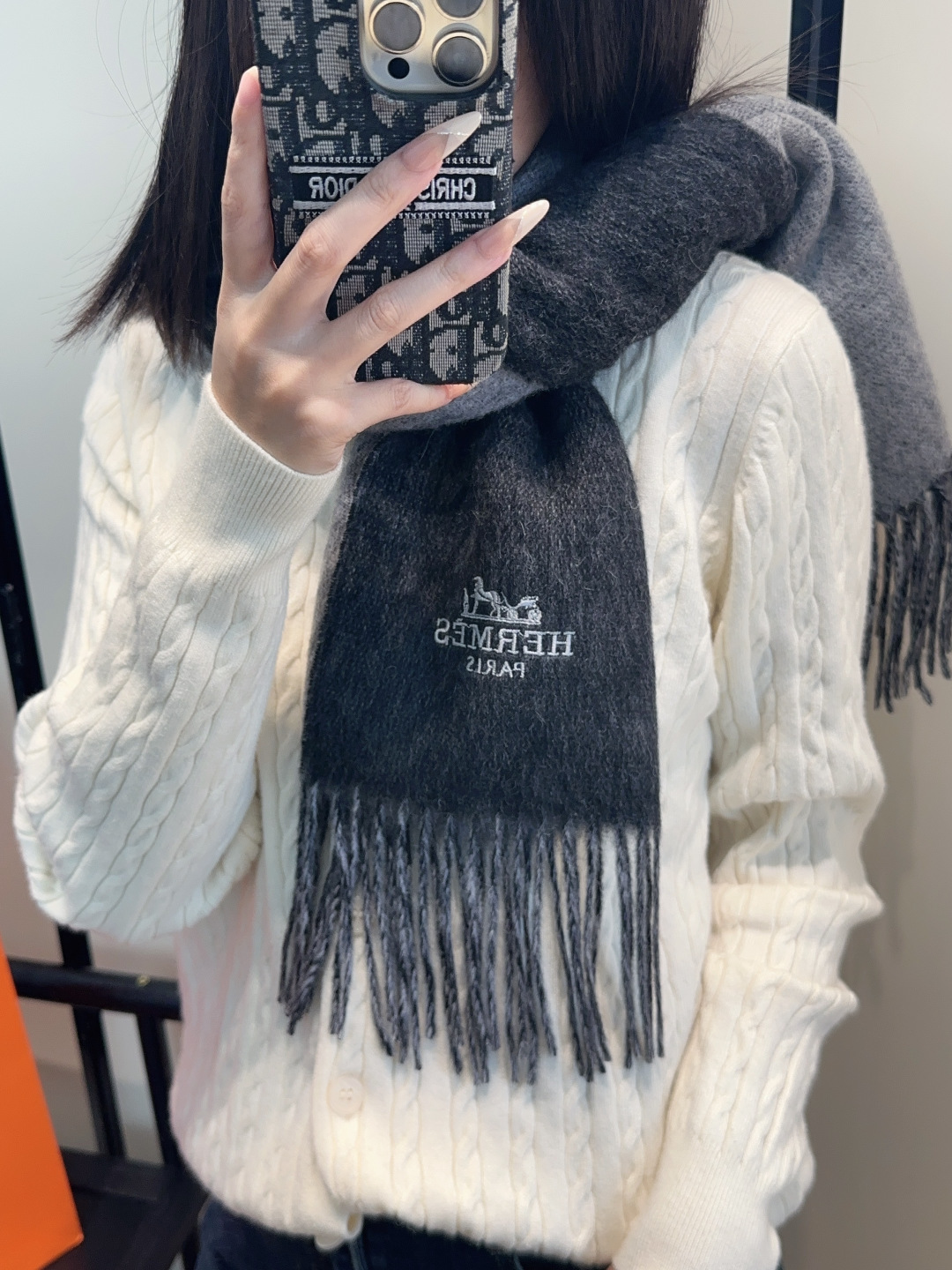 💰 180
 【▪️家属福利来了！！爱马仕高端重磅男士围巾！】怒赞推荐，激动~！！下手绝对要快，同步专柜，最高端的男士款~工艺难度大，超级无敌软糯 渐变效果围巾！我们这个价格真的无敌超值！亲妈价格回馈~面料大爱，握在手里绒感真的超级无敌舒服！非常柔软，上身效果无敌好看‼️ 中等厚度，非常亲脖子的一款~
尺寸规格30*185cm