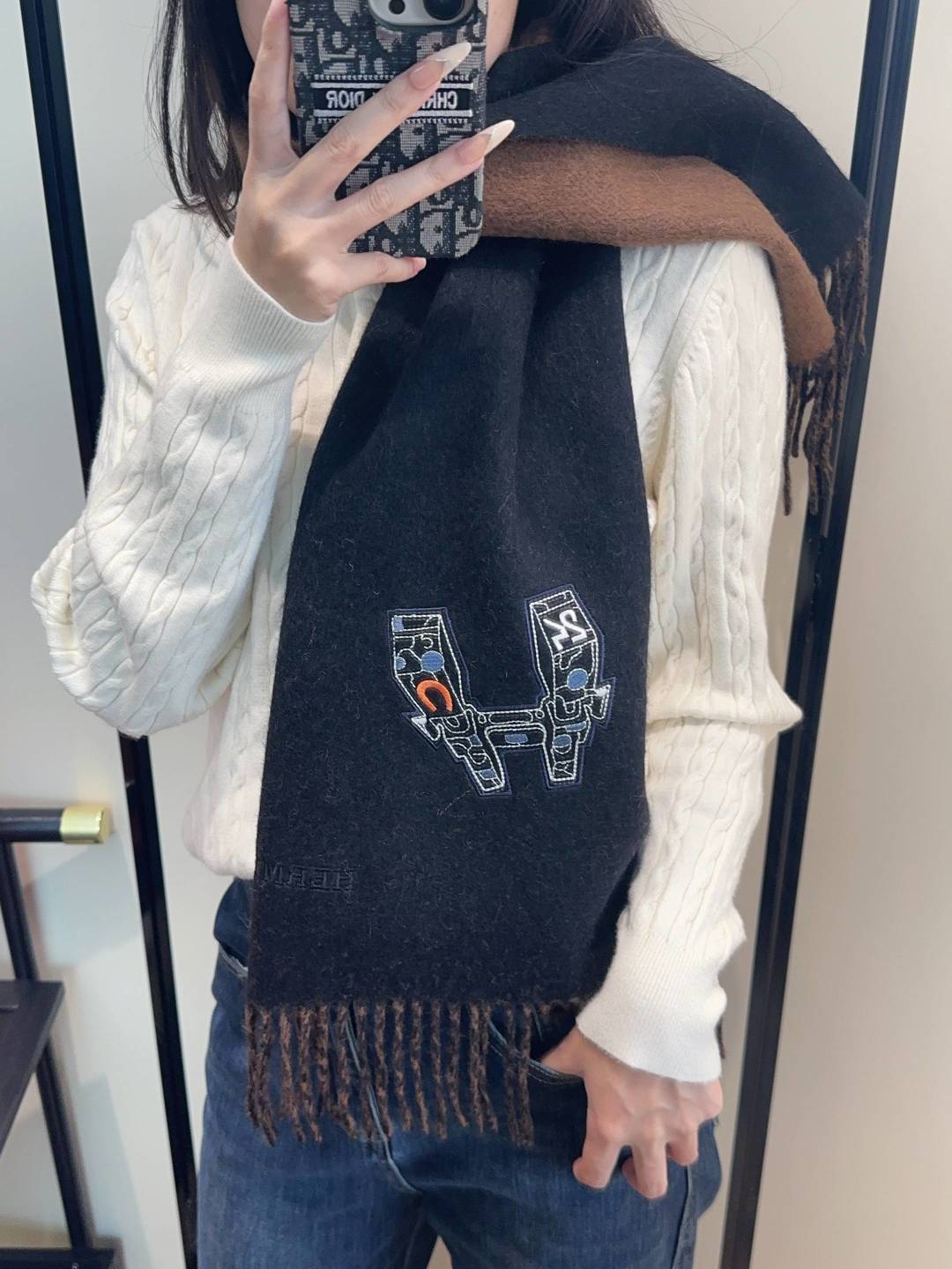 💰210
2025爱马仕官网同步，难得一见的温柔配色，低调又不失优雅❗️】重点推荐❗️双边配色，一条围巾两种风格搭配，高级舒适时髦气质，大牌范十足，超级安利❗️大H这款触动内心的柔美围巾，极其简单的颜色搭配低调的H刺绣logo，点睛之笔确又不失美感，成功人士的追求，色彩绝对💯，有点独有的仙气，绝对的情侣款不二之选，颜色淡雅，不妖娆❗️规格：35x 190cm❗️❗️