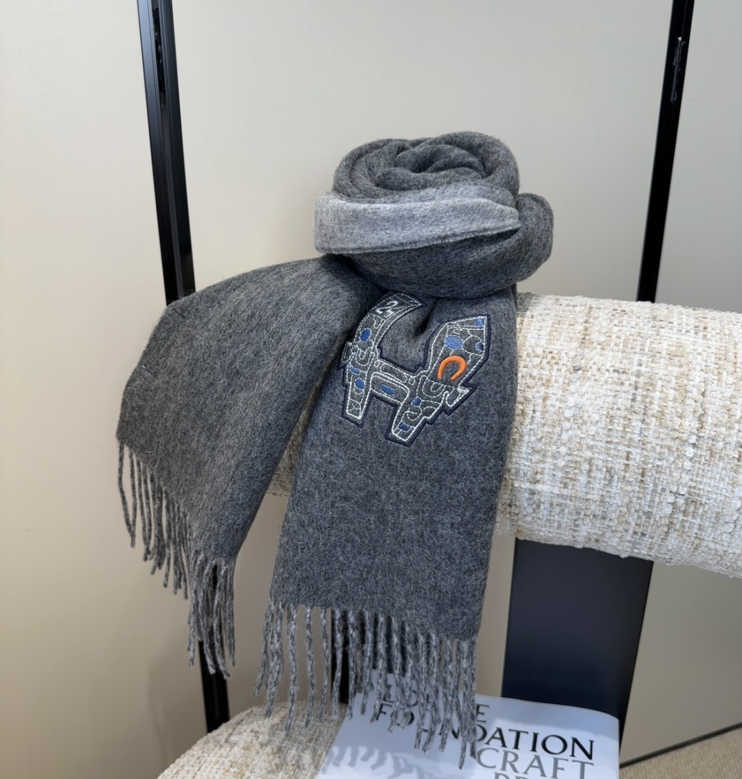 💰210
2025爱马仕官网同步，难得一见的温柔配色，低调又不失优雅❗️】重点推荐❗️双边配色，一条围巾两种风格搭配，高级舒适时髦气质，大牌范十足，超级安利❗️大H这款触动内心的柔美围巾，极其简单的颜色搭配低调的H刺绣logo，点睛之笔确又不失美感，成功人士的追求，色彩绝对💯，有点独有的仙气，绝对的情侣款不二之选，颜色淡雅，不妖娆❗️规格：35x 190cm❗️❗️