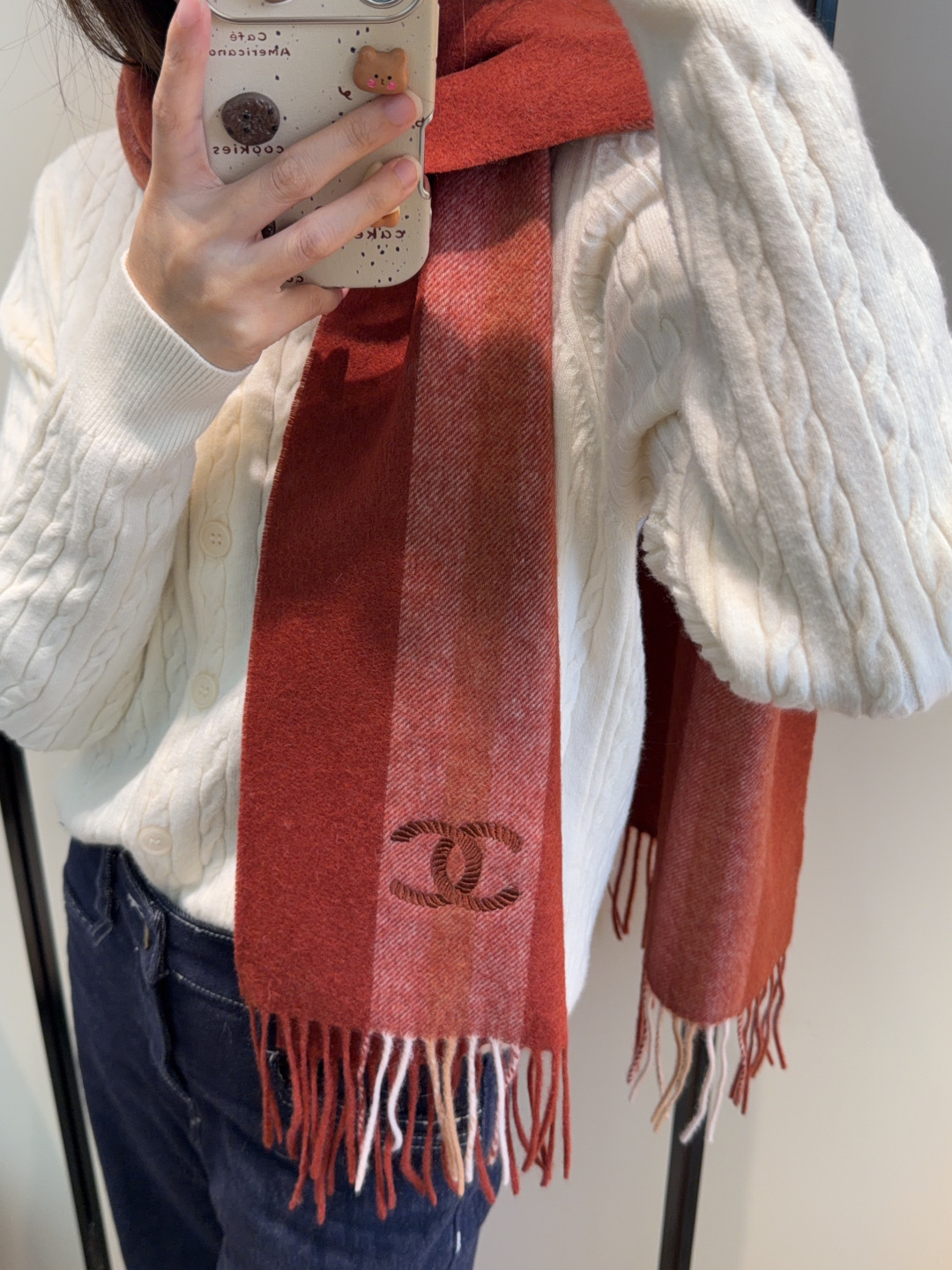 💰170
 【▪Chanel · 香奈儿难得一见的温柔配色，超级迷恋❗️气质低调恬静又不失优雅❗️】重点推荐❗️高级舒适时髦气质，简约却又不简单，大牌范十足，超级安利❗️香奶奶这款触动内心的柔美围巾，点睛之笔确又不失美感，成功人士的追求，色彩绝对💯❗️有点独有的仙气，绝对的情侣款不二之选，颜色淡雅，不妖娆❗️规格：35 x 180cm❗️