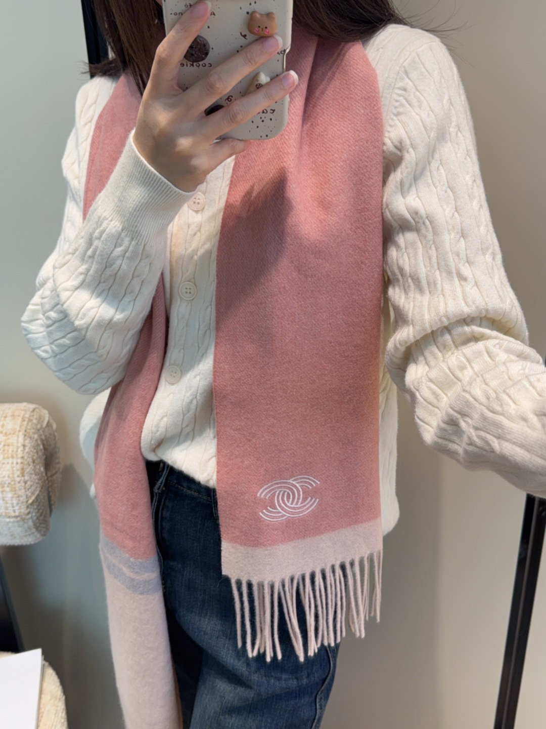 💰170
上新！2025秋冬香奈儿男女同款，同步，高端羊绒针织围巾！ 可正式，可随意，非常Classical的设计。这款织法比较难，又很费纱线，工艺难度非常大！！！这样的围巾，绝对是一条审美不过时的单品！随便围都会好看，版型真是一绝！！太实用百搭了，其实没有多余的设计，怎么围都好看！有垂坠感，温暖且非常显瘦！搭配正装或者搭配休闲装都很合适~对折挂围或者绕圈围都完全可以，有温度的风度‼️
尺寸：30*180
克重：175g
材质：100%细羊毛