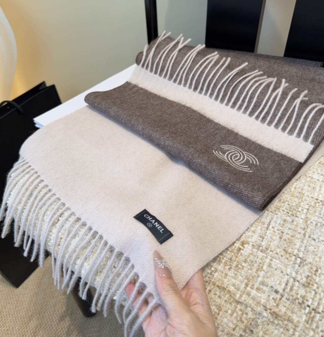 💰170
上新!2025秋冬香奈儿男女同款,同步,高端羊绒针织围巾! 可正式,可随意,非常Classical的设计。这款织法比较难,又很费纱线,工艺难度非常大!!!这样的围巾,绝对是一条审美不过时的单品!随便围都会好看,版型真是一绝!!太实用百搭了,其实没有多余的设计,怎么围都好看!有垂坠感,温暖且非常显瘦!搭配正装或者搭配休闲装都很合适~对折挂围或者绕圈围都完全可以,有温度的风度‼️
尺寸:30*180
克重:175g
材质:100%细羊毛