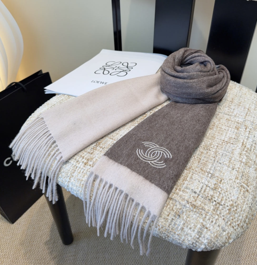 💰170
上新!2025秋冬香奈儿男女同款,同步,高端羊绒针织围巾! 可正式,可随意,非常Classical的设计。这款织法比较难,又很费纱线,工艺难度非常大!!!这样的围巾,绝对是一条审美不过时的单品!随便围都会好看,版型真是一绝!!太实用百搭了,其实没有多余的设计,怎么围都好看!有垂坠感,温暖且非常显瘦!搭配正装或者搭配休闲装都很合适~对折挂围或者绕圈围都完全可以,有温度的风度‼️
尺寸:30*180
克重:175g
材质:100%细羊毛