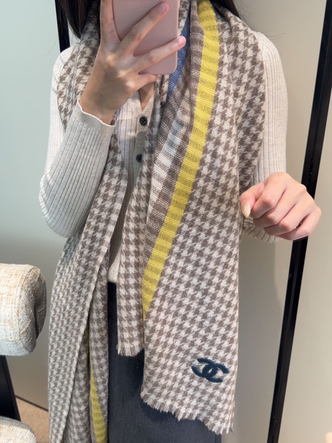 P155
上新！2025秋冬香奈儿男女同款，同步，高端羊绒针织围巾！ 可正式，可随意，非常Classical的设计。这款织法比较难，又很费纱线，工艺难度非常大！！！这样的围巾，绝对是一条审美不过时的单品！随便围都会好看，版型真是一绝！！太实用百搭了，其实没有多余的设计，怎么围都好看！有垂坠感，温暖且非常显瘦！搭配正装或者搭配休闲装都很合适~对折挂围或者绕圈围都完全可以，有温度的风度‼️
尺寸：30*180
克重：175g
材质：100%细羊毛