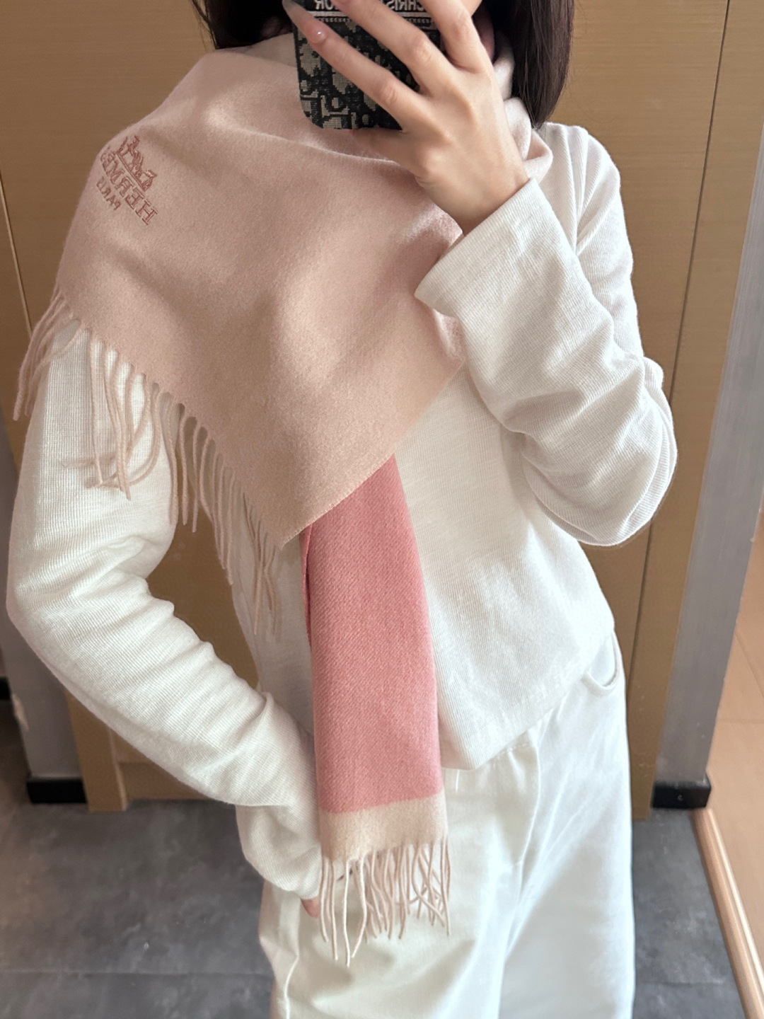 P145
2025年Hermes · 爱马仕，难得一见的温柔配色，低调又不失优雅❗️】重点推荐❗️双边配色，一条围巾两种风格搭配，高级舒适时髦气质，大牌范十足，超级安利❗️大H这款触动内心的柔美围巾，极其简单的颜色搭配低调的H刺绣logo，点睛之笔确又不失美感，成功人士的追求，色彩绝对💯，有点独有的仙气，绝对的情侣款不二之选，颜色淡雅，不妖娆❗️规格：35x 190cm❗️❗️