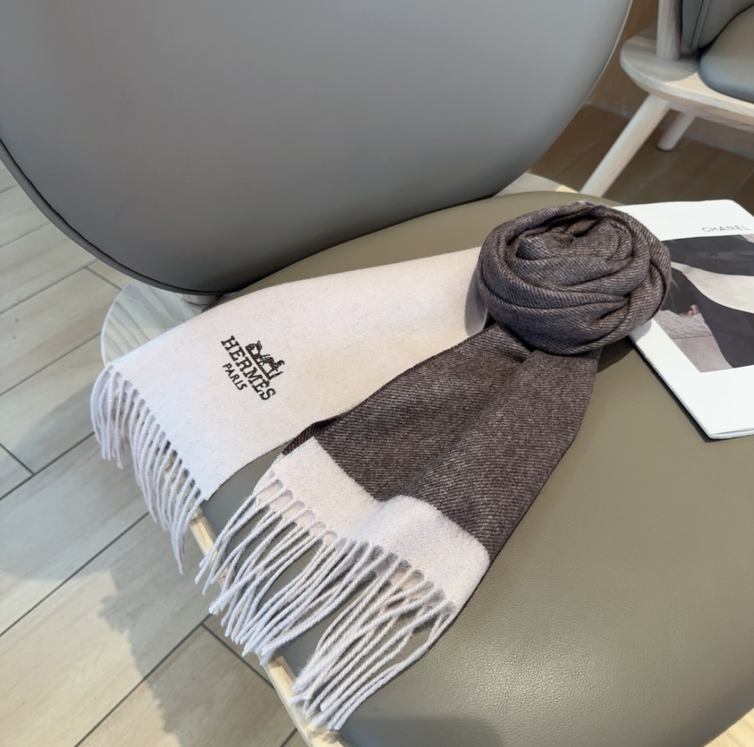 P145
2025年Hermes · 爱马仕,难得一见的温柔配色,低调又不失优雅❗️】重点推荐❗️双边配色,一条围巾两种风格搭配,高级舒适时髦气质,大牌范十足,超级安利❗️大H这款触动内心的柔美围巾,极其简单的颜色搭配低调的H刺绣logo,点睛之笔确又不失美感,成功人士的追求,色彩绝对💯,有点独有的仙气,绝对的情侣款不二之选,颜色淡雅,不妖娆❗️规格:35x 190cm❗️❗️