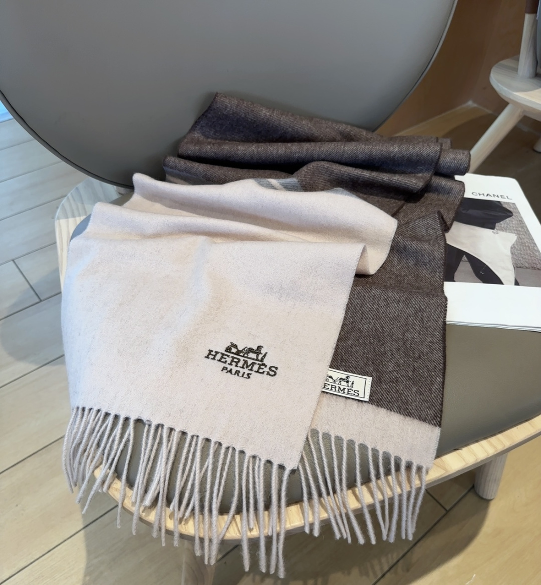 P145
2025年Hermes · 爱马仕,难得一见的温柔配色,低调又不失优雅❗️】重点推荐❗️双边配色,一条围巾两种风格搭配,高级舒适时髦气质,大牌范十足,超级安利❗️大H这款触动内心的柔美围巾,极其简单的颜色搭配低调的H刺绣logo,点睛之笔确又不失美感,成功人士的追求,色彩绝对💯,有点独有的仙气,绝对的情侣款不二之选,颜色淡雅,不妖娆❗️规格:35x 190cm❗️❗️