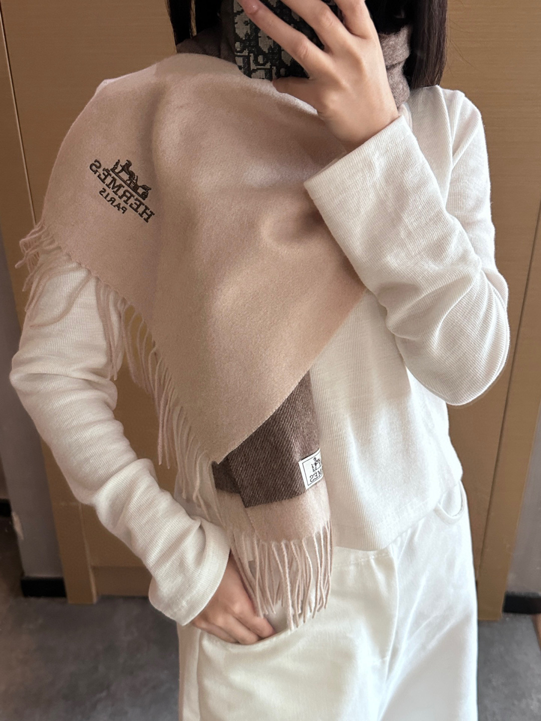 P145
2025年Hermes · 爱马仕,难得一见的温柔配色,低调又不失优雅❗️】重点推荐❗️双边配色,一条围巾两种风格搭配,高级舒适时髦气质,大牌范十足,超级安利❗️大H这款触动内心的柔美围巾,极其简单的颜色搭配低调的H刺绣logo,点睛之笔确又不失美感,成功人士的追求,色彩绝对💯,有点独有的仙气,绝对的情侣款不二之选,颜色淡雅,不妖娆❗️规格:35x 190cm❗️❗️