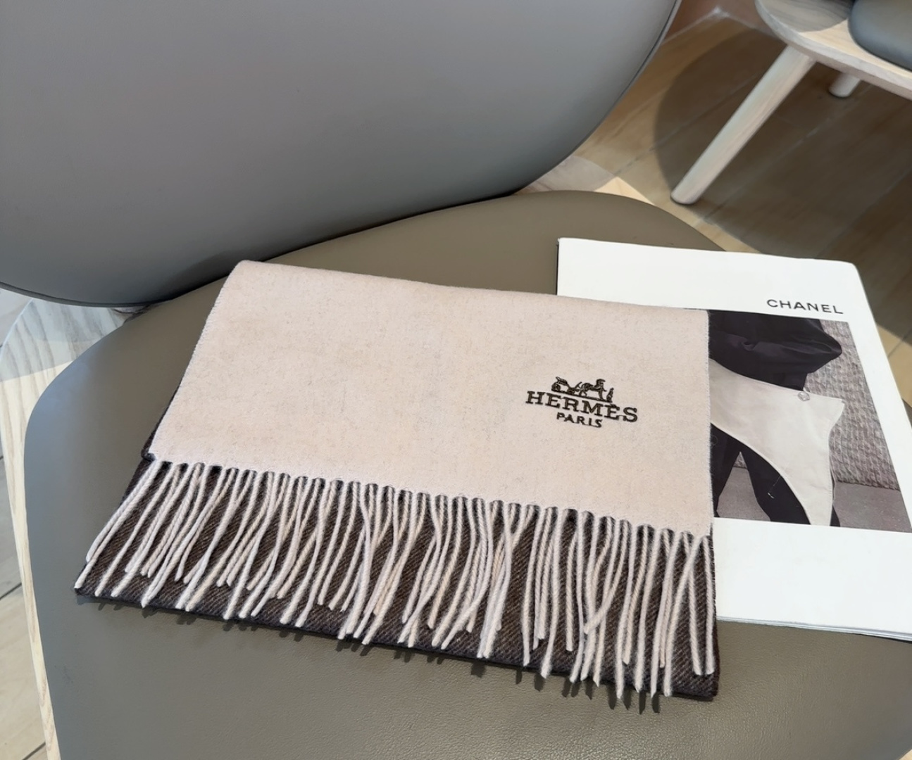 P145
2025年Hermes · 爱马仕,难得一见的温柔配色,低调又不失优雅❗️】重点推荐❗️双边配色,一条围巾两种风格搭配,高级舒适时髦气质,大牌范十足,超级安利❗️大H这款触动内心的柔美围巾,极其简单的颜色搭配低调的H刺绣logo,点睛之笔确又不失美感,成功人士的追求,色彩绝对💯,有点独有的仙气,绝对的情侣款不二之选,颜色淡雅,不妖娆❗️规格:35x 190cm❗️❗️