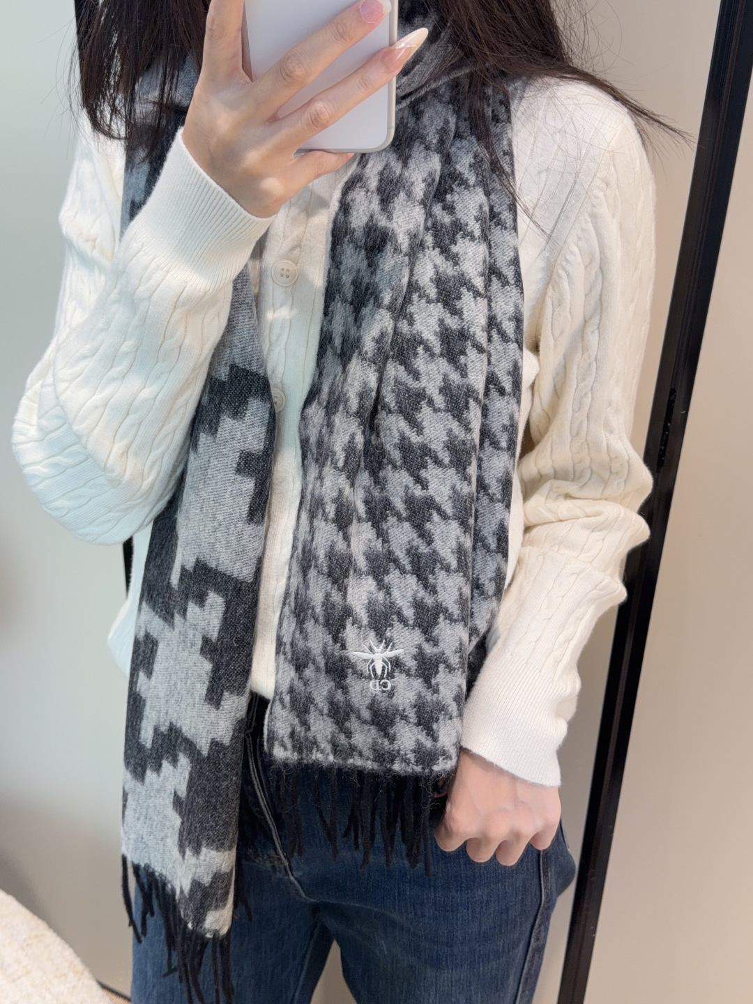 P145
迪奥(Dior)明星同款dd围巾。经典款永远不会过时,而且超百搭。超级好看!!果断自留!精致散须 率真不拘泥 适合各种造型 精妙绝伦 不多介绍 自己看,32*180cm。