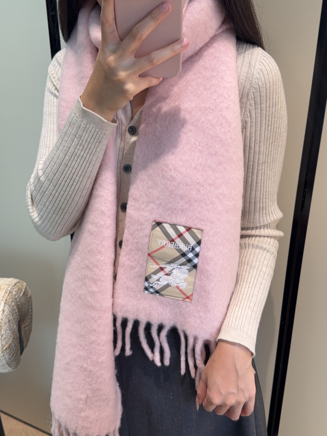 P165
▪❤️️巴宝莉超美新款马海毛围巾!超级推荐入手!】质感好货!主打的马海毛围巾~据说超难买哦!!打了好多次版!终于出货 最接近原版 进出专柜无压力👍🏻做工非常精致,很有分量,我们的价格真的超级值!这个围巾最大的感触就是:超级柔软舒服,并且很有空气蓬松感!!!马海毛特殊工艺特有的质感真的太美了!数量有限,不保证随时有货~只要经济允许,任意收!!狂不挑人,狂气质!谁围谁有气质!!真的希望大家不要错过这样的款式。 40*185 225g 50%马海毛 48%羊毛 2%锦纶