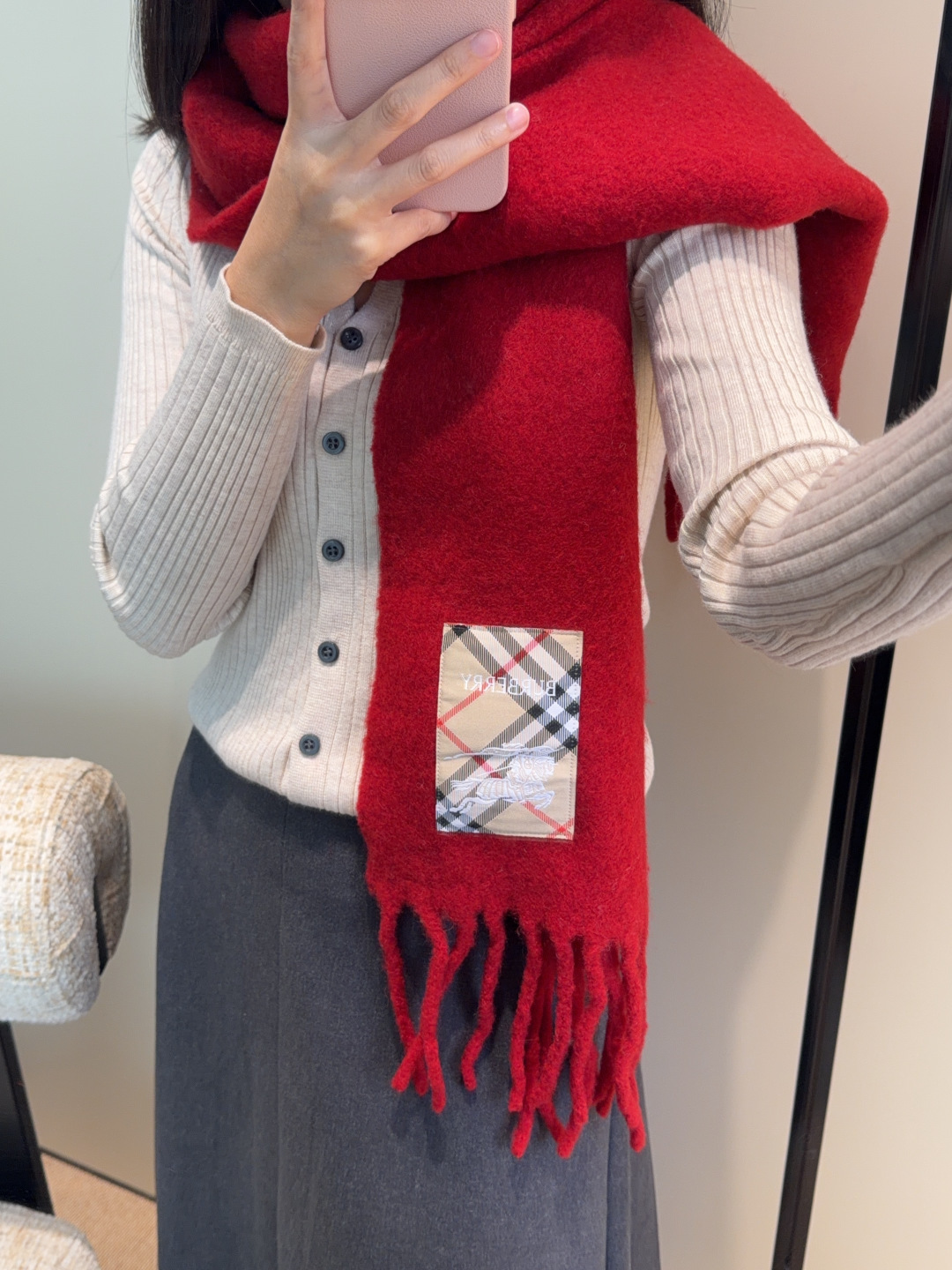 P165
▪❤️️巴宝莉超美新款马海毛围巾!超级推荐入手!】质感好货!主打的马海毛围巾~据说超难买哦!!打了好多次版!终于出货 最接近原版 进出专柜无压力👍🏻做工非常精致,很有分量,我们的价格真的超级值!这个围巾最大的感触就是:超级柔软舒服,并且很有空气蓬松感!!!马海毛特殊工艺特有的质感真的太美了!数量有限,不保证随时有货~只要经济允许,任意收!!狂不挑人,狂气质!谁围谁有气质!!真的希望大家不要错过这样的款式。 40*185 225g 50%马海毛 48%羊毛 2%锦纶