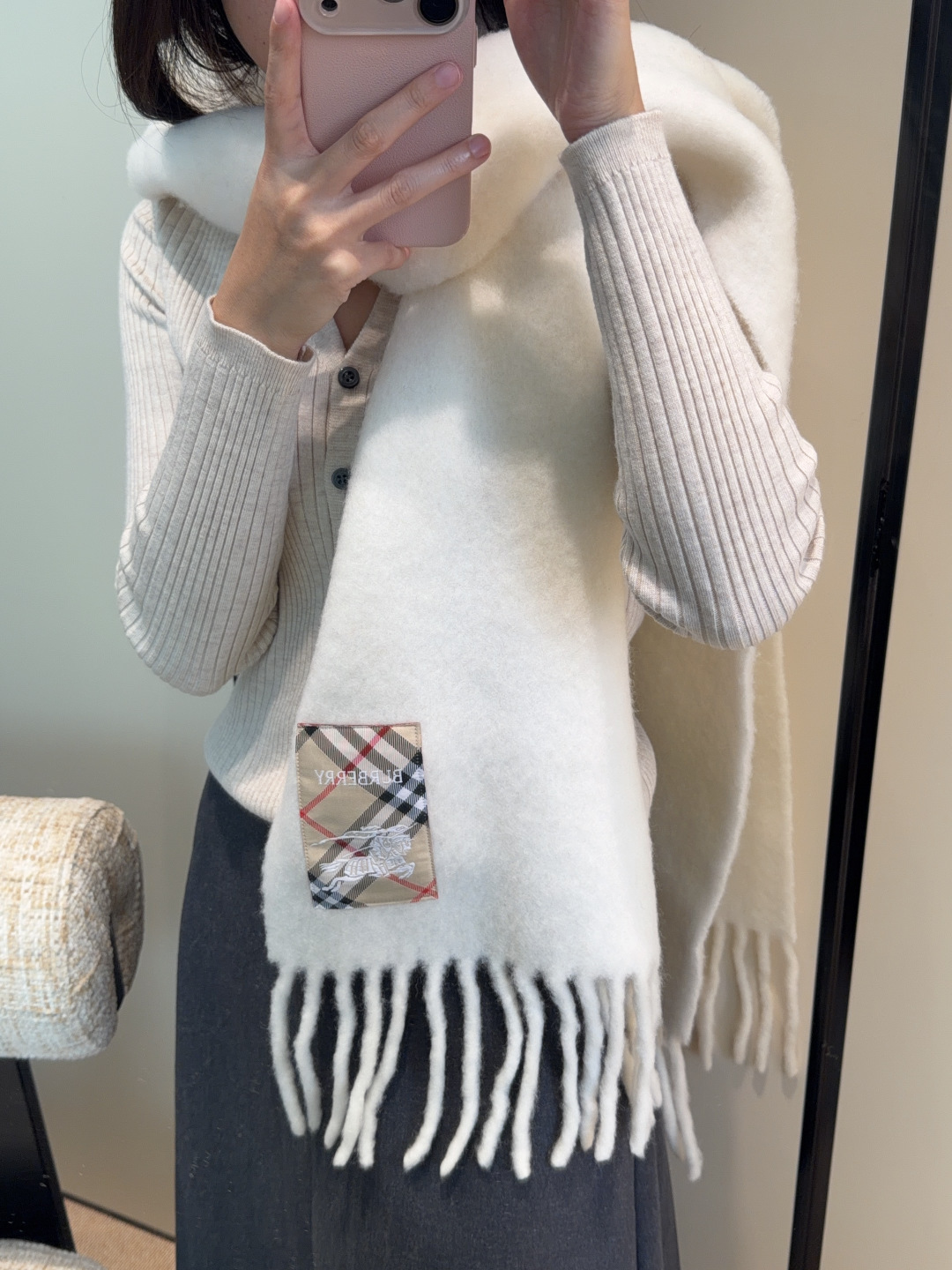 P165
▪❤️️巴宝莉超美新款马海毛围巾!超级推荐入手!】质感好货!主打的马海毛围巾~据说超难买哦!!打了好多次版!终于出货 最接近原版 进出专柜无压力👍🏻做工非常精致,很有分量,我们的价格真的超级值!这个围巾最大的感触就是:超级柔软舒服,并且很有空气蓬松感!!!马海毛特殊工艺特有的质感真的太美了!数量有限,不保证随时有货~只要经济允许,任意收!!狂不挑人,狂气质!谁围谁有气质!!真的希望大家不要错过这样的款式。 40*185 225g 50%马海毛 48%羊毛 2%锦纶