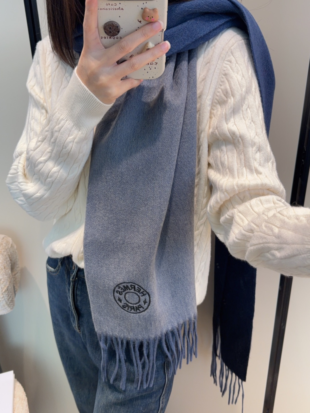 P175
 【▪️家属福利来了！！爱马仕高端重磅男士围巾！】怒赞推荐，激动~！！下手绝对要快，同步专柜，最高端的男士款~工艺难度大，超级无敌软糯 渐变效果围巾！我们这个价格真的无敌超值！亲妈价格回馈~面料大爱，握在手里绒感真的超级无敌舒服！非常柔软，上身效果无敌好看‼️ 中等厚度，非常亲脖子的一款~
尺寸规格30*185cm