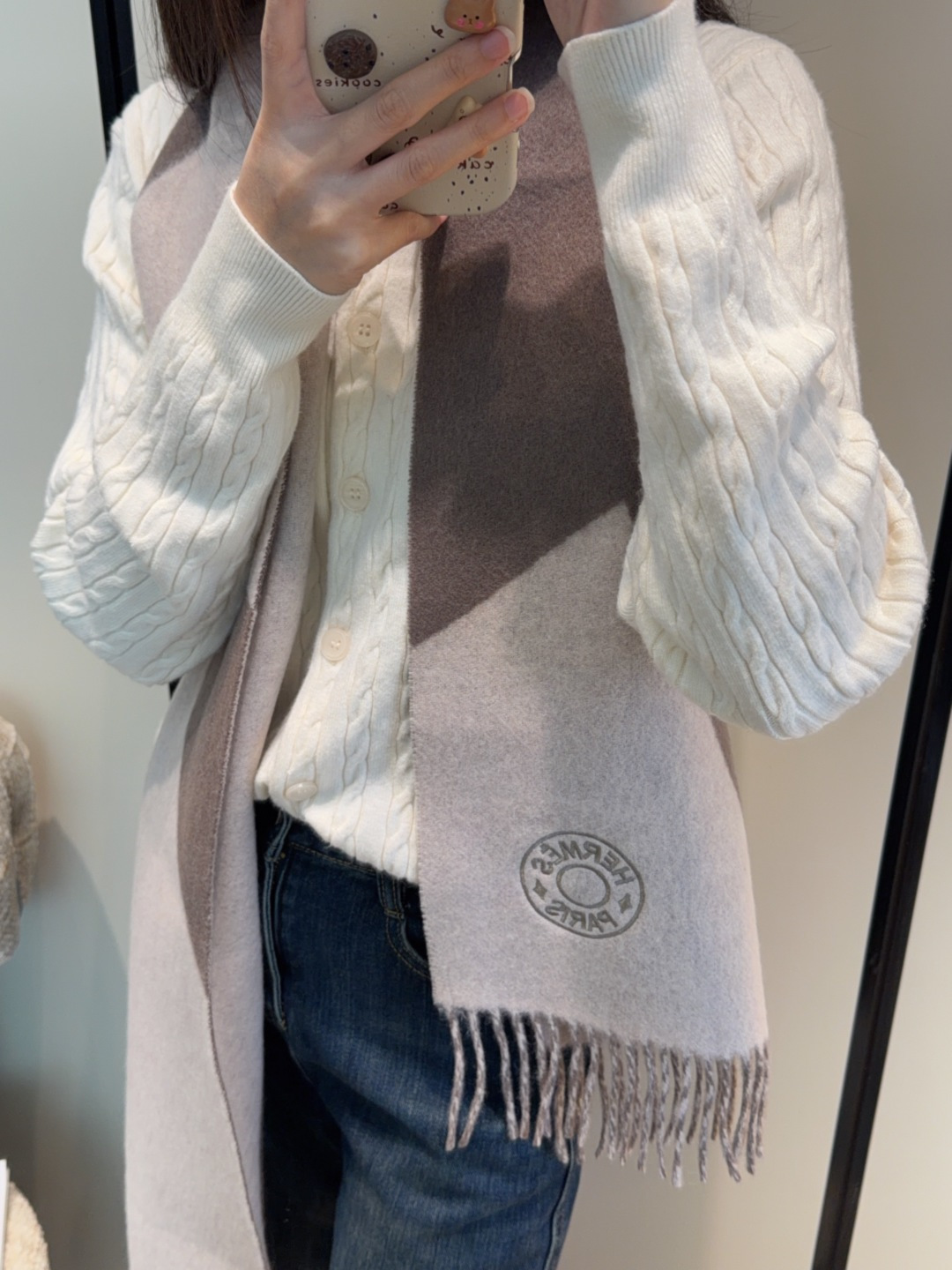 P155
2025年Hermes · 爱马仕，难得一见的温柔配色，低调又不失优雅❗️】重点推荐❗️双边配色，一条围巾两种风格搭配，高级舒适时髦气质，大牌范十足，超级安利❗️大H这款触动内心的柔美围巾，极其简单的颜色搭配低调的H刺绣logo，点睛之笔确又不失美感，成功人士的追求，色彩绝对💯，有点独有的仙气，绝对的情侣款不二之选，颜色淡雅，不妖娆❗️规格：35x 190cm❗️❗️