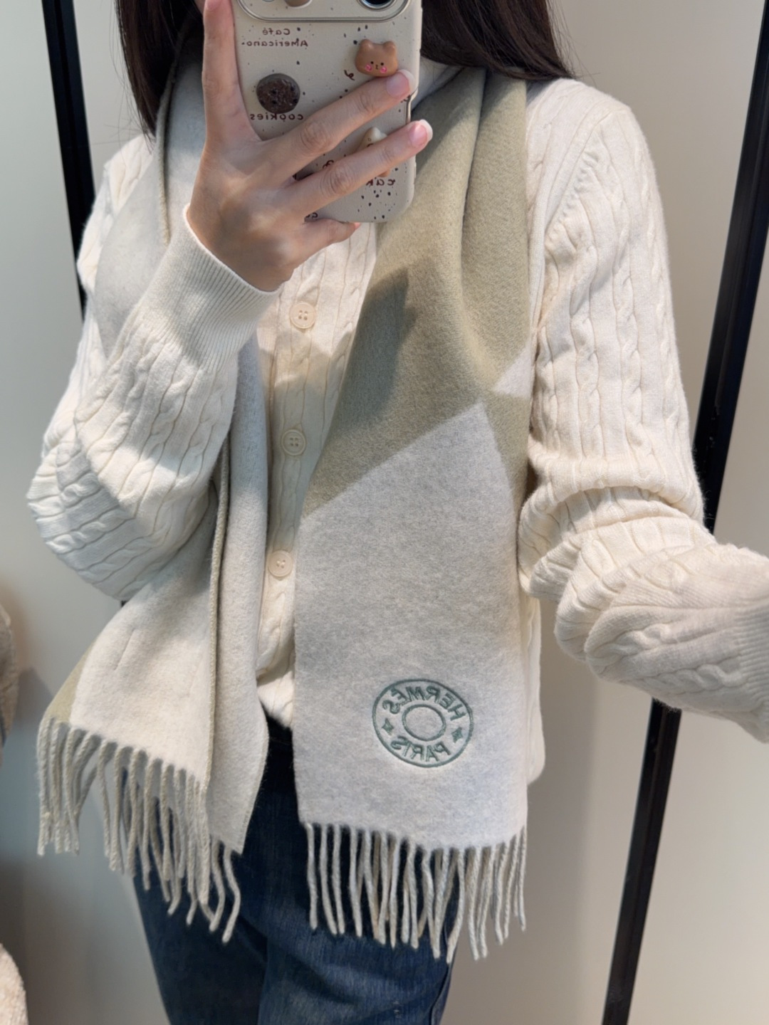 P155
2025年Hermes · 爱马仕，难得一见的温柔配色，低调又不失优雅❗️】重点推荐❗️双边配色，一条围巾两种风格搭配，高级舒适时髦气质，大牌范十足，超级安利❗️大H这款触动内心的柔美围巾，极其简单的颜色搭配低调的H刺绣logo，点睛之笔确又不失美感，成功人士的追求，色彩绝对💯，有点独有的仙气，绝对的情侣款不二之选，颜色淡雅，不妖娆❗️规格：35x 190cm❗️