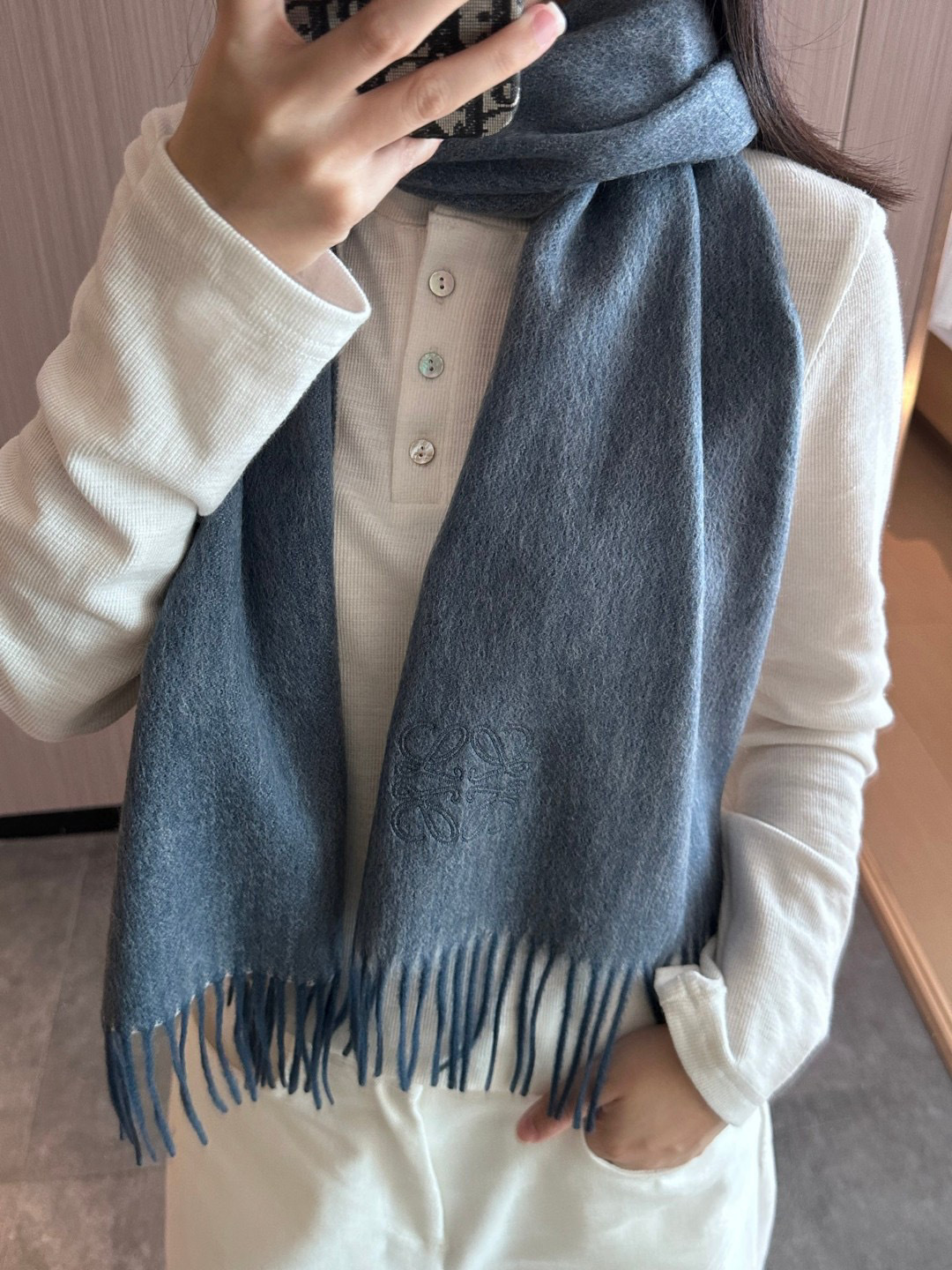 NO:603113,Loewe is so beautiful. It is a couple model. It is so beautiful that it screams the latest British European and American style. It is a large scarf & long scarf that is both fashionable and practical. The contrasting colors are very coordinated. The scarf feels soft, fashionable and warm to wear, and stylish. For plaid lovers, don’t miss it. The size is 30*164+8*2. Dear friends, hurry up and grab the higher version of the scarf, the higher version of the scarf, loewe19860909太美了罗意威 情侣款 美到要尖叫最新款英伦欧美范儿 又是一款即时尚又实用的大围巾&长巾,撞色的颜色搭配很协调,围巾手感柔软,戴起来时尚暖和,大气有范儿,格子控们,不要错过哦,尺寸30*164+8*2,亲们速度开抢高版本围巾,高版本围巾,loewe,scarf