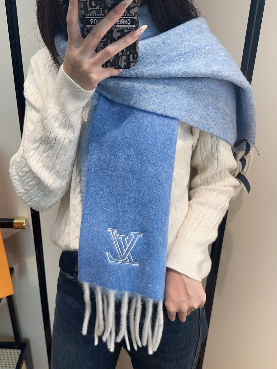 NO:603120,LV’s super beautiful new mohair scarf!  Highly recommended to buy!  】Good quality goods!  The main mohair scarf ~ it is said that it is very difficult to buy!  !  I typed it many times!  Finally shipped, closest to the original version, no pressure in and out of the counter, the workmanship is very exquisite and substantial, and our price is really worth it!  The biggest feeling of this scarf is that it is super soft and comfortable, and has a very airy and fluffy feel!  !  !  The texture unique to mohair’s special craftsmanship is really beautiful!  The quantity is limited, and there is no guarantee that it will be available at any time. As long as the economy allows, you can take whatever you want!  !  Crazy but not picky, crazy temperament!  Whoever surrounds you has temperament!  !  I really hope you don’t miss this style. 40*185225g50 mohair 48 wool 2 nylon high version scarf, high version scarf, louis vuitton19860909Lv超美新款马海毛围巾！超级推荐入手！】质感好货！主打的马海毛围巾~据说超难买哦！！打了好多次版！终于出货 最接近原版 进出专柜无压力做工非常精致,很有分量,我们的价格真的超级值！这个围巾最大的感触就是:超级柔软舒服,并且很有空气蓬松感！！！马海毛特殊工艺特有的质感真的太美了！数量有限,不保证随时有货~只要经济允许,任意收！！狂不挑人,狂气质！谁围谁有气质！！真的希望大家不要错过这样的款式. 40*185225g50马海毛 48羊毛2锦纶高版本围巾,高版本围巾,louis vuitton,scarf