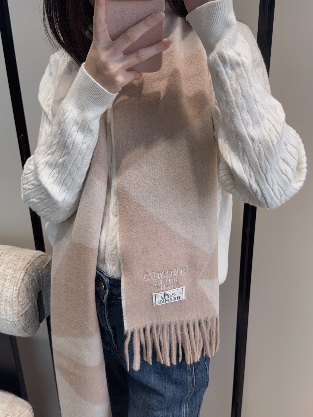 NO:603122,Hermes 2025 ·  Hermès, a rare gentle color matching, low-key yet elegant] Highly recommend the bilateral color matching, a scarf with two styles, high-end, comfortable and fashionable temperament, full of big-name style, Super Amway Big H, this soft scarf that touches the heart, extremely simple color with low-key H embroidered logo, the finishing touch without losing the beauty, the pursuit of successful people, the color is absolute, a bit unique fairy spirit, the absolute choice for couples, the color is elegant, not enchanting Specifications 35x  190cm high version scarf, high version scarf, hermes, hermes198609092025年Hermes · 爱马仕,难得一见的温柔配色,低调又不失优雅】重点推荐双边配色,一条围巾两种风格搭配,高级舒适时髦气质,大牌范十足,超级安利大H这款触动内心的柔美围巾,极其简单的颜色搭配低调的H刺绣logo,点睛之笔确又不失美感,成功人士的追求,色彩绝对,有点独有的仙气,绝对的情侣款不二之选,颜色淡雅,不妖娆规格35x 190cm高版本围巾,高版本围巾,hermes,hermes,scarf