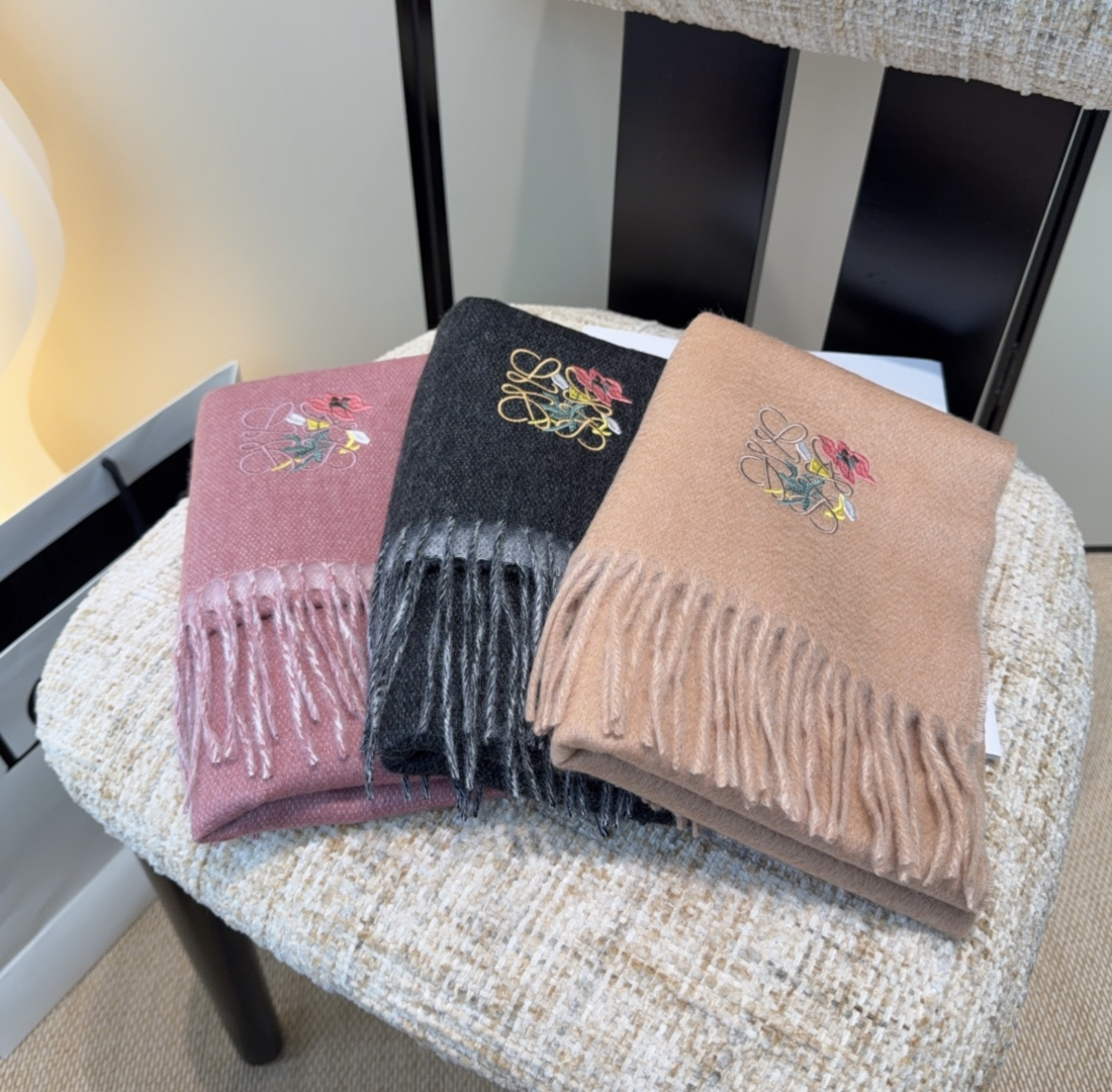 NO:603146,【Loewe ·  Loewe's rare and gentle color matching, low-key yet elegant] Highly recommend the double-sided color matching, a scarf with two styles, high-end, comfortable and fashionable temperament, a niche name, but full of big-name style, super Amway loewe this soft color that touches the heart  Beautiful scarf, extremely simple color with eye-catching color-changing logo, the finishing touch without losing the beauty, the pursuit of successful people, the color is absolute, a bit unique and fairy-like, the absolute choice for couples, the color is elegant, not enchanting, specifications 30x  180cm high version scarf, high version scarf, loewe, loewe19860909【Loewe · 罗意威难得一见的温柔配色,低调又不失优雅】重点推荐双面配色,一条围巾两种风格搭配,高级舒适时髦气质,名小众,却大牌范十足,超级安利loewe这款触动内心的柔美围巾,极其简单的颜色搭配抢眼的变色logo,点睛之笔确又不失美感,成功人士的追求,色彩绝对,有点独有的仙气,绝对的情侣款不二之选,颜色淡雅,不妖娆规格30x 180cm高版本围巾,高版本围巾,loewe,loewe,scarf