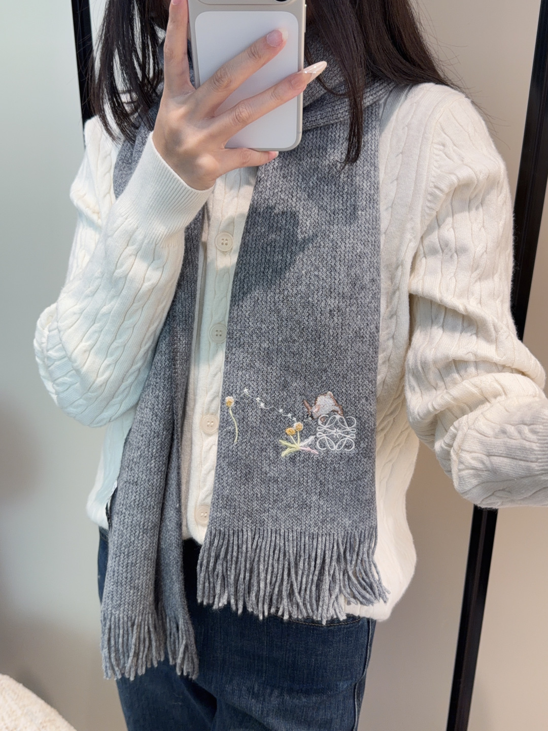 NO:603121,Luo Yiwei synchronization, high-end cashmere knitted scarf!  It can be formal or casual, and is a very assical men's design. This weaving method is relatively difficult, it consumes a lot of yarn, and the craftsmanship is very difficult!  !  !  This kind of men's scarf is definitely a timeless aesthetic item!  This cashmere scarf looks good on any person, and its shape is truly unique!  !  It’s so practical and versatile, there’s actually no superfluous design, and it looks good no matter how you wear it!  It has a drapey feel, is warm and very slimming!  It is suitable for matching with formal wear or casual wear. It can be folded in half and hung or wrapped in a circle. It has warm style 30180 high version scarf, high version scarf, loewe19860909罗意威同步,高端羊绒针织围巾！可正式,可随意,非常assical的男款设计.这款织法比较难,又很费纱线,工艺难度非常大！！！这样的男款围巾,绝对是一条审美不过时的单品！随便围都会好看的羊绒围巾,版型真是一绝！！太实用百搭了,其实没有多余的设计,怎么围都好看！有垂坠感,温暖且非常显瘦！搭配正装或者搭配休闲装都很合适~对折挂围或者绕圈围都完全可以,有温度的风度30180高版本围巾,高版本围巾,loewe,scarf