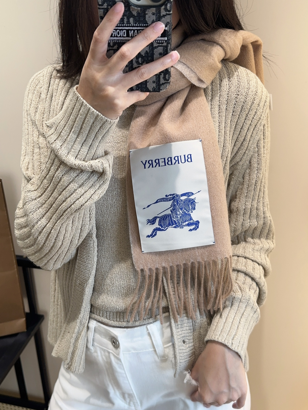 NO:603127,Burberry · Burberry scarf is so beautiful that it’s so stylish and charming. It’s a very elegant and fashionable autumn and winter item!  I really like it, it’s a very classic men’s design. The men’s items are small but refined, and the feel is really amazing. The effect on the upper body is really good, no matter how you wear it, it looks good!  !  This style is really worth buying with your eyes closed, and it can be easily worn by any age group!  !  !  30*180cm high version scarf, high version scarf, burberry, burberry19860909Burberry · 巴宝莉围巾好看的要疯掉了,太有型太有魅力了非常斯文时尚的秋冬单品！真的很喜欢,非常Classical的男款设计.男人的东西少而精手感真的绝了上身效果真的随便怎么围都好看！！这种款式真的闭着眼买,任何年龄层都轻松驾驭！！！30*180cm高版本围巾,高版本围巾,burberry,burberry,scarf