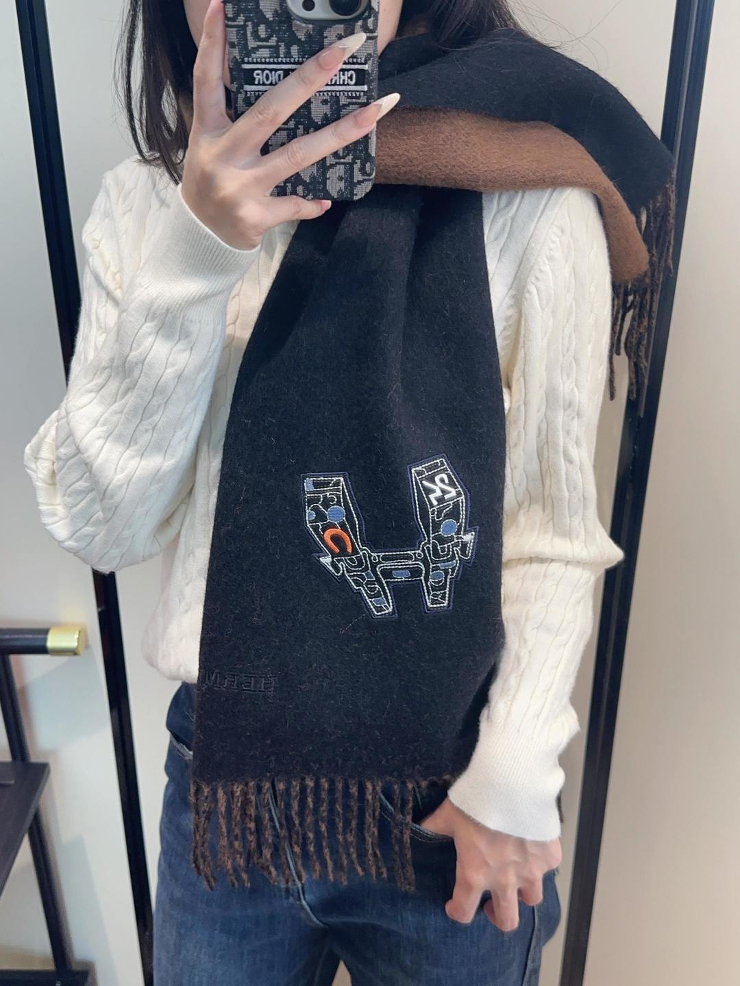 🉐️210
2025爱马仕官网同步,难得一见的温柔配色,低调又不失优雅❗️】重点推荐❗️双边配色,一条围巾两种风格搭配,高级舒适时髦气质,大牌范十足,超级安利❗️大H这款触动内心的柔美围巾,极其简单的颜色搭配低调的H刺绣logo,点睛之笔确又不失美感,成功人士的追求,色彩绝对💯,有点独有的仙气,绝对的情侣款不二之选,颜色淡雅,不妖娆❗️规格:35x 190cm❗️❗️