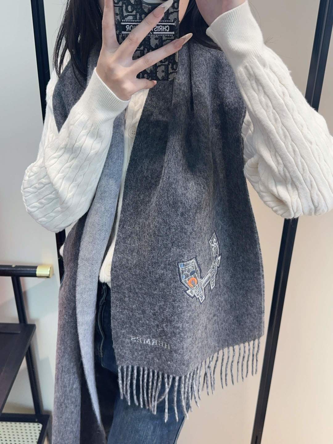 🉐️210
2025爱马仕官网同步,难得一见的温柔配色,低调又不失优雅❗️】重点推荐❗️双边配色,一条围巾两种风格搭配,高级舒适时髦气质,大牌范十足,超级安利❗️大H这款触动内心的柔美围巾,极其简单的颜色搭配低调的H刺绣logo,点睛之笔确又不失美感,成功人士的追求,色彩绝对💯,有点独有的仙气,绝对的情侣款不二之选,颜色淡雅,不妖娆❗️规格:35x 190cm❗️❗️