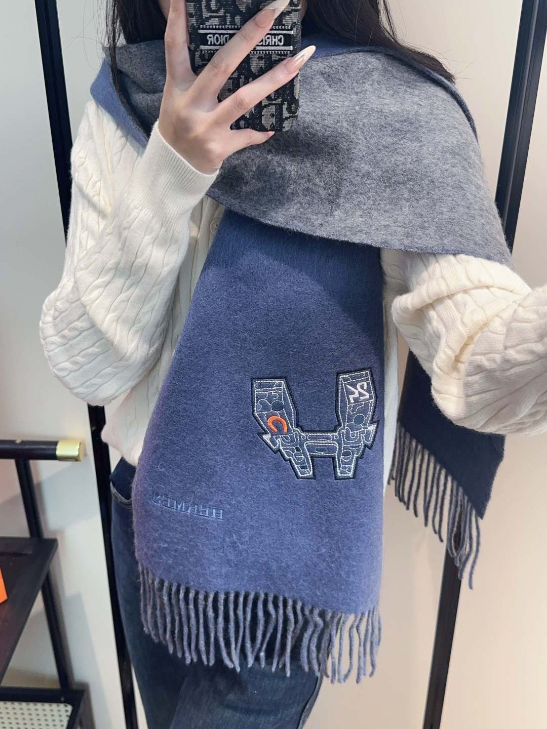 🉐️210
2025爱马仕官网同步,难得一见的温柔配色,低调又不失优雅❗️】重点推荐❗️双边配色,一条围巾两种风格搭配,高级舒适时髦气质,大牌范十足,超级安利❗️大H这款触动内心的柔美围巾,极其简单的颜色搭配低调的H刺绣logo,点睛之笔确又不失美感,成功人士的追求,色彩绝对💯,有点独有的仙气,绝对的情侣款不二之选,颜色淡雅,不妖娆❗️规格:35x 190cm❗️❗️