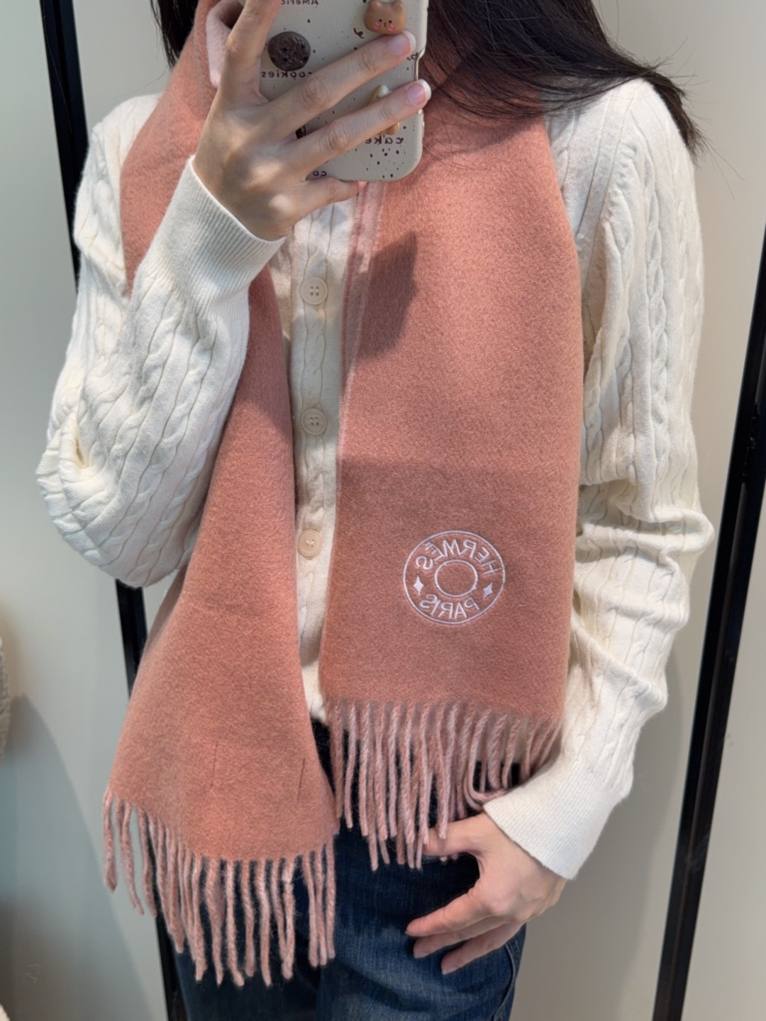 🉐️190
2025年Hermes · 爱马仕,难得一见的温柔配色,低调又不失优雅❗️】重点推荐❗️双边配色,一条围巾两种风格搭配,高级舒适时髦气质,大牌范十足,超级安利❗️大H这款触动内心的柔美围巾,极其简单的颜色搭配低调的H刺绣logo,点睛之笔确又不失美感,成功人士的追求,色彩绝对💯,有点独有的仙气,绝对的情侣款不二之选,颜色淡雅,不妖娆❗️规格:35x 190cm❗️❗️