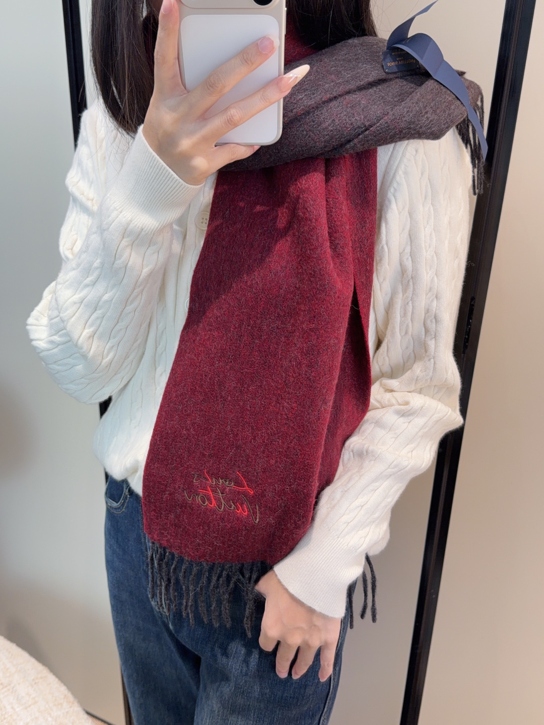 🉐️190
Lv围巾❗️好看的要疯掉了，太有型太有魅力了❗️❗️非常斯文时尚的秋冬单品！真的很喜欢，非常Classical的男款设计。男人的东西少而精❗️手感真的绝了❗️上身效果真的随便怎么围都好看！！这种款式真的闭着眼买，任何年龄层都轻松驾驭！！！30*180cm