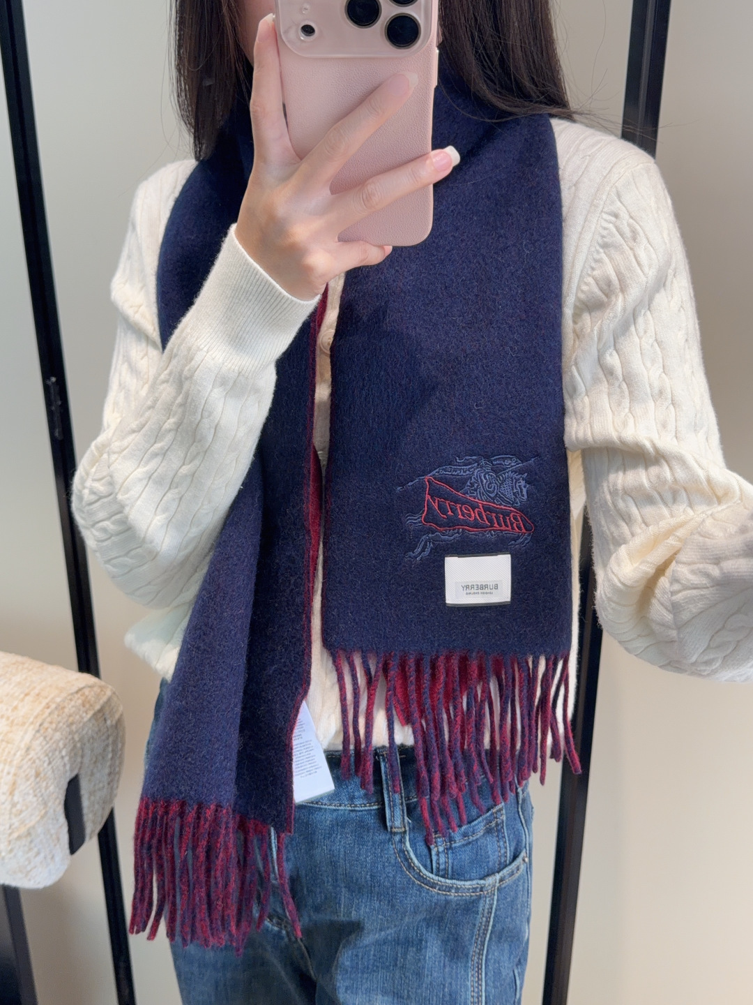 🉐️180
Burberry · 巴宝莉围巾❗️好看的要疯掉了，太有型太有魅力了❗️❗️非常斯文时尚的秋冬单品！真的很喜欢，非常Classical的男款设计。男人的东西少而精❗️手感真的绝了❗️上身效果真的随便怎么围都好看！！这种款式真的闭着眼买，任何年龄层都轻松驾驭！！！30*180cm