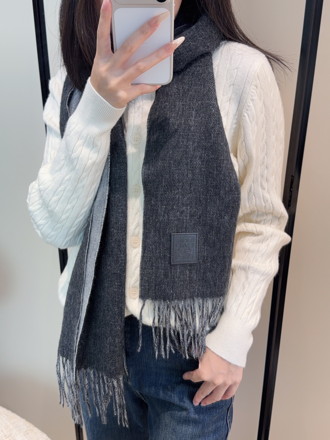 🉐️180
【▪Loewe · 罗意威难得一见的温柔配色,低调又不失优雅❗】重点推荐❗双面配色,一条围巾两种风格搭配,高级舒适时髦气质,名小众,却大牌范十足,超级安利❗loewe这款触动内心的柔美围巾,极其简单的颜色搭配抢眼的变色logo,点睛之笔确又不失美感,成功人士的追求,色彩绝对💯,有点独有的仙气,绝对的情侣款不二之选,颜色淡雅,不妖娆❗规格:30x 180cm